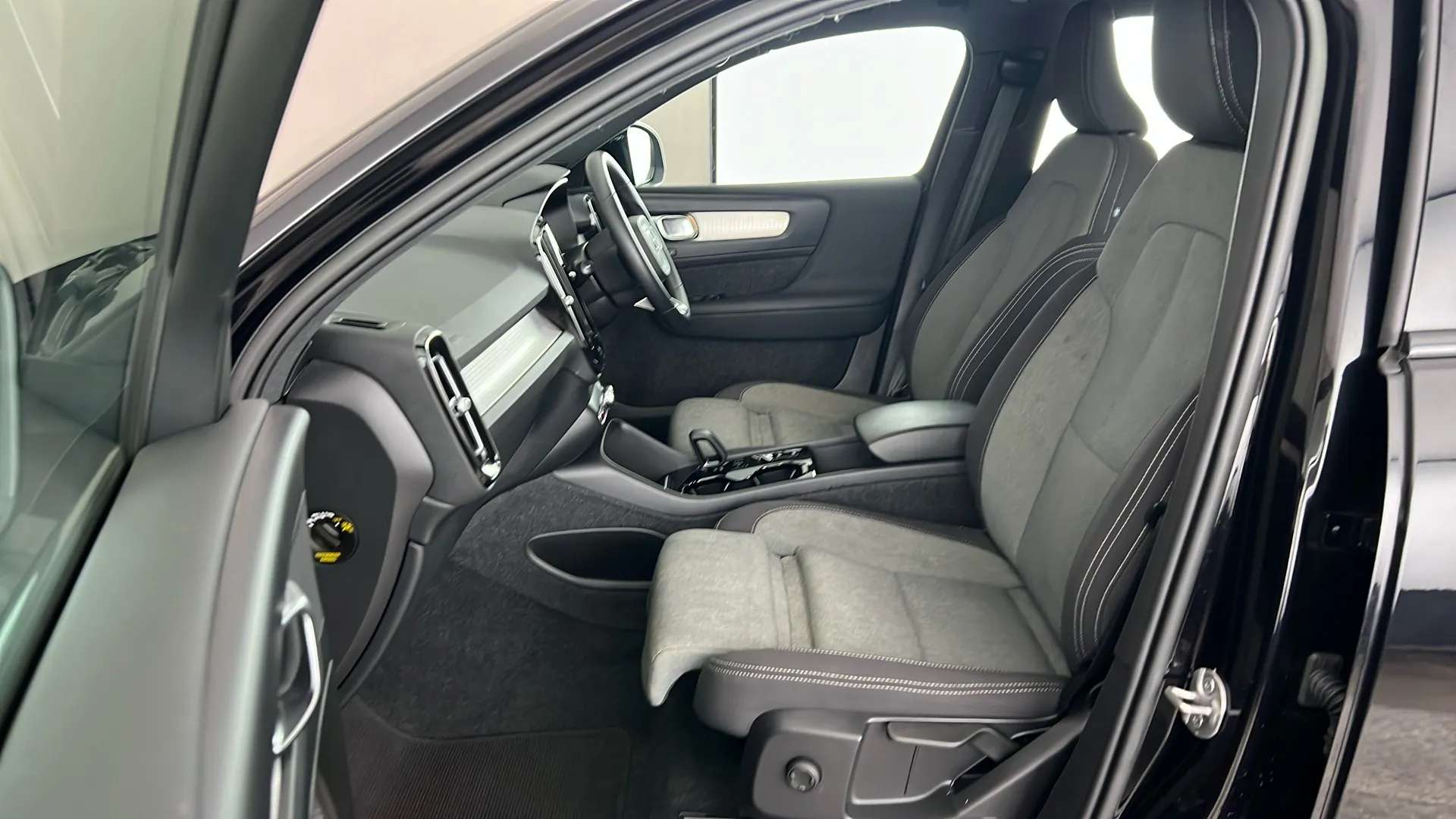 2023 VOLVO XC40 2023 VOLVO XC40