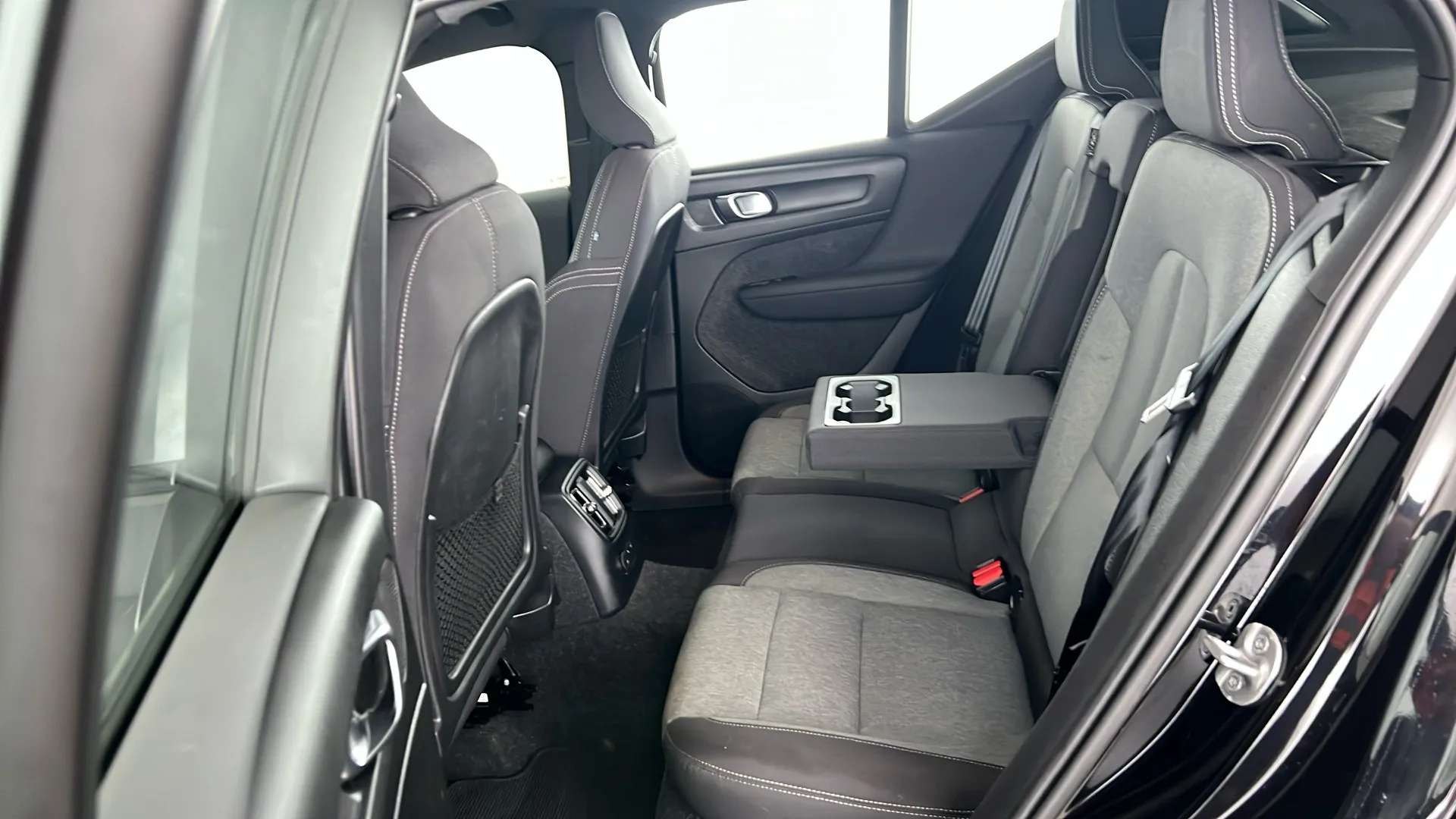 2023 VOLVO XC40 2023 VOLVO XC40