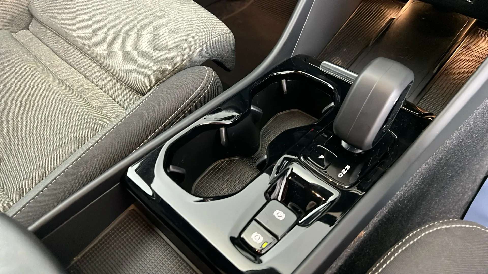 2023 VOLVO XC40 2023 VOLVO XC40