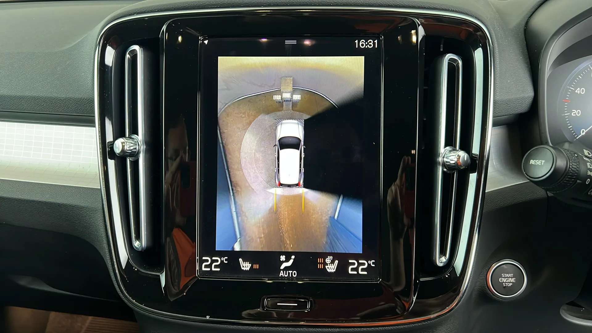 2023 VOLVO XC40 2023 VOLVO XC40