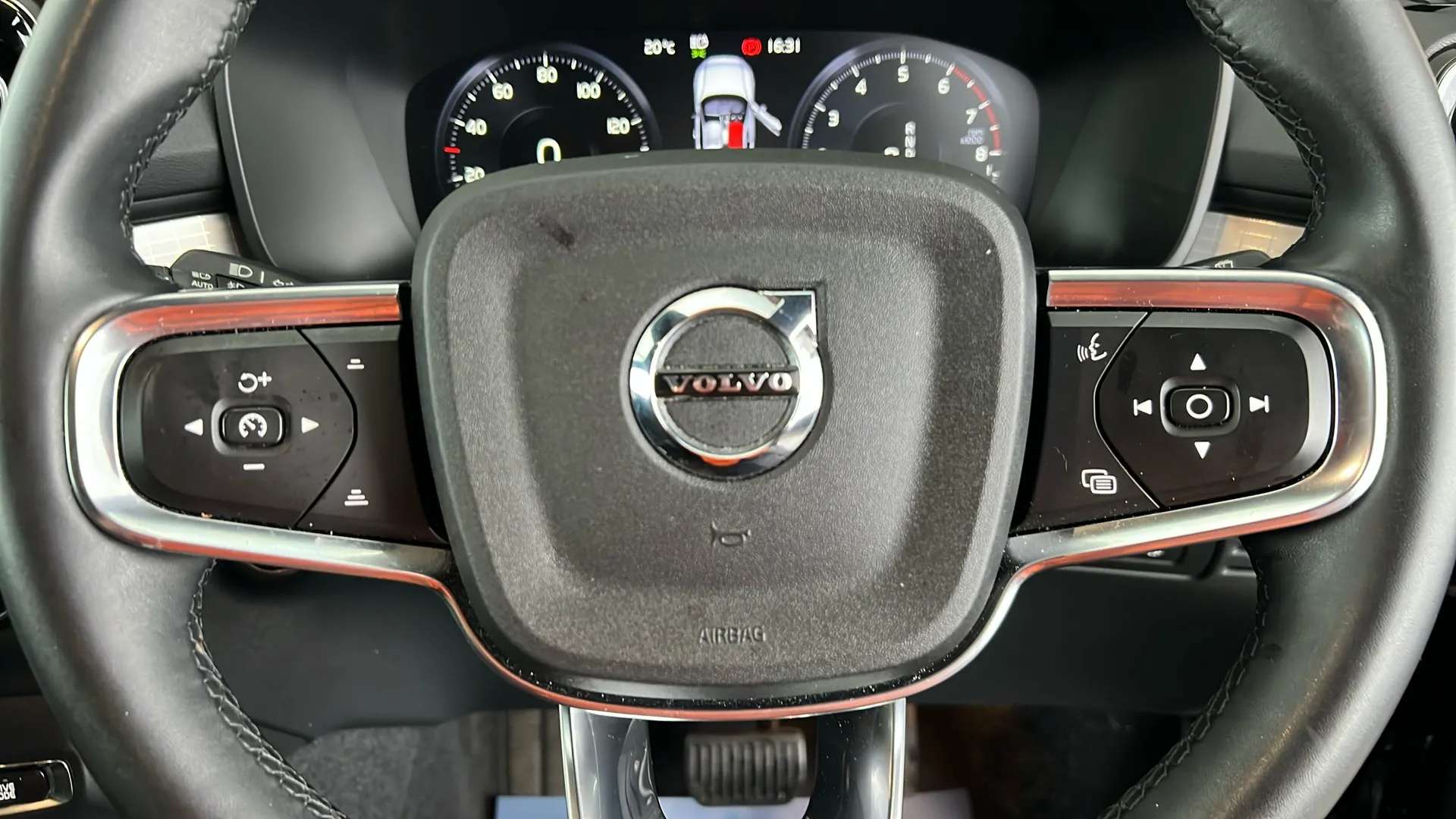 2023 VOLVO XC40 2023 VOLVO XC40