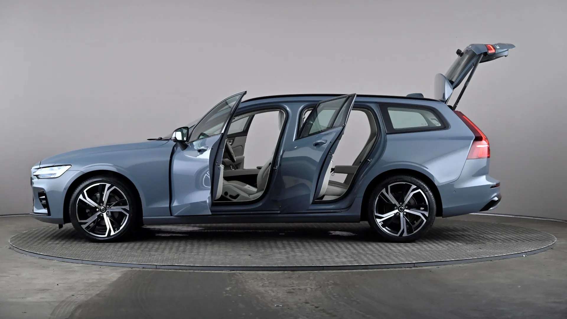 2023 VOLVO V60 2023 VOLVO V60