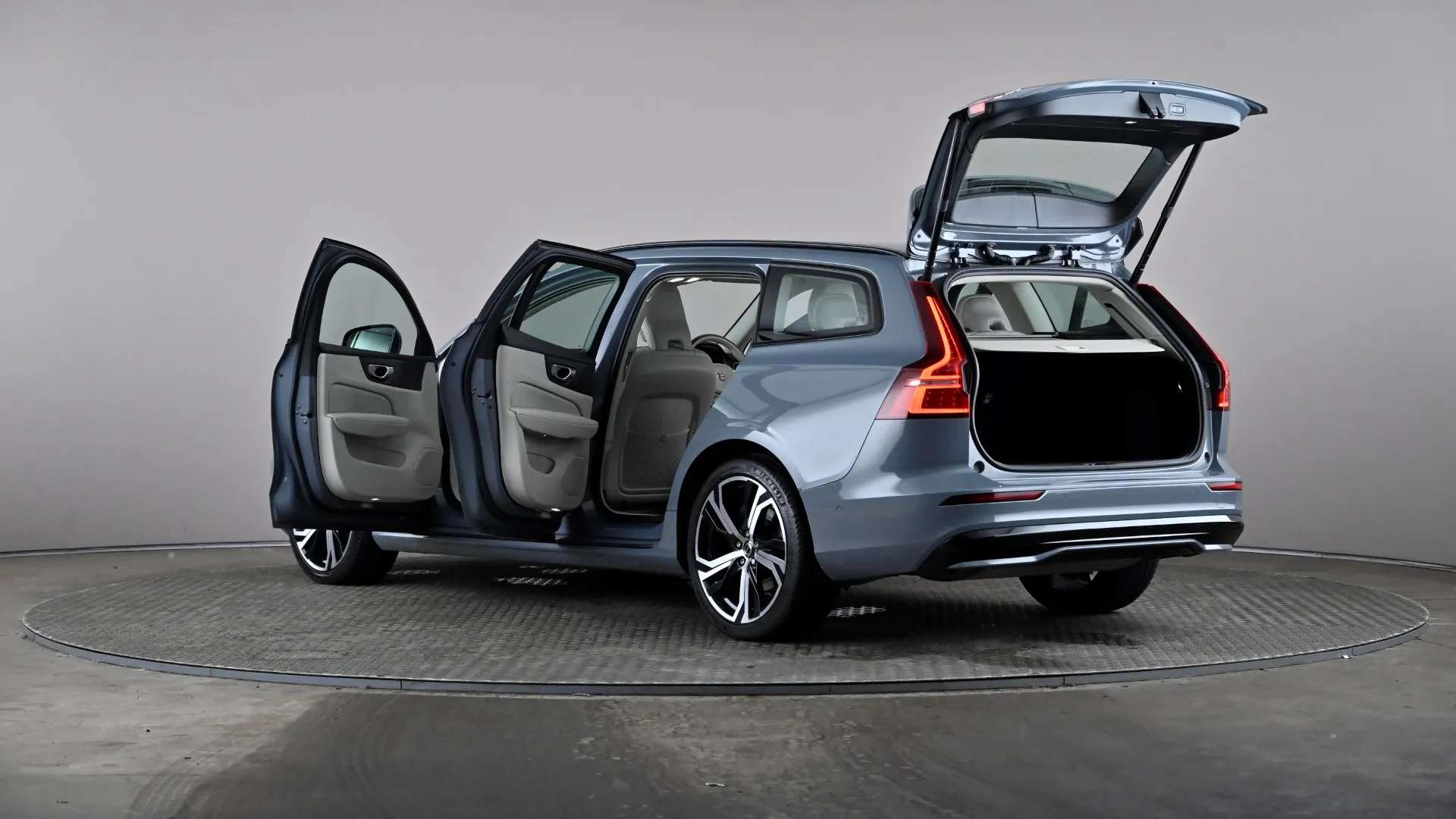 2023 VOLVO V60 2023 VOLVO V60