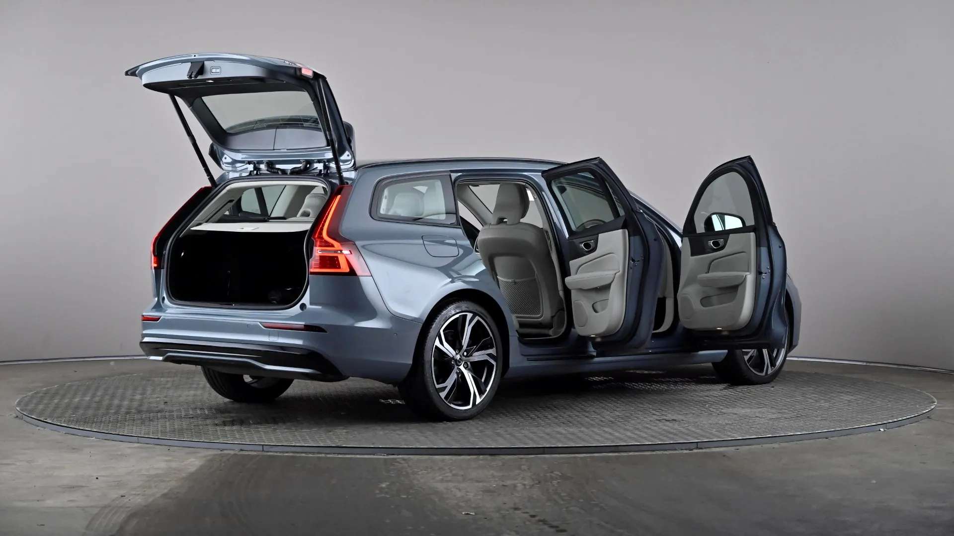 2023 VOLVO V60 2023 VOLVO V60