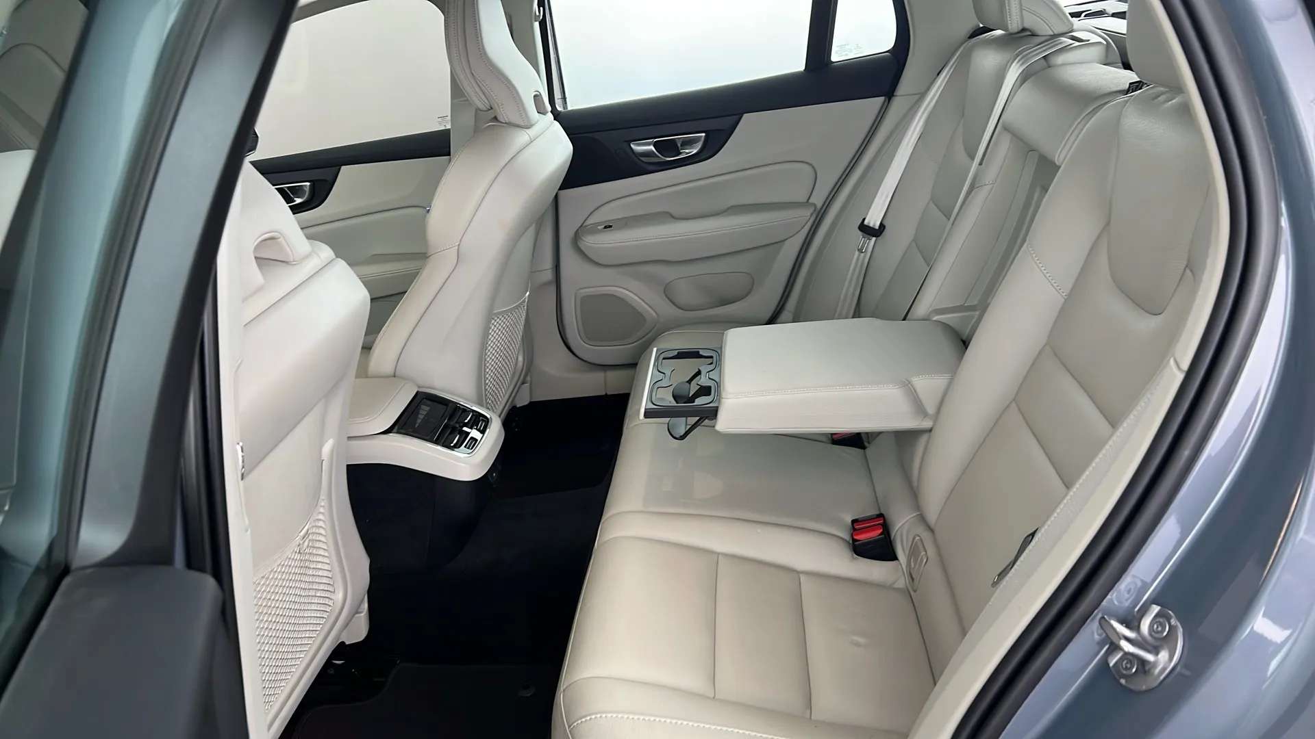 2023 VOLVO V60 2023 VOLVO V60