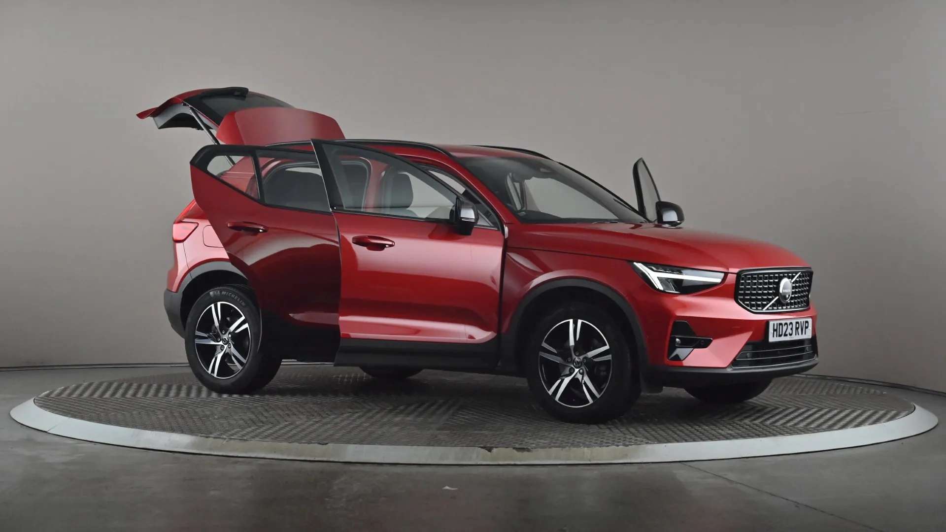 2023 VOLVO XC40 2023 VOLVO XC40