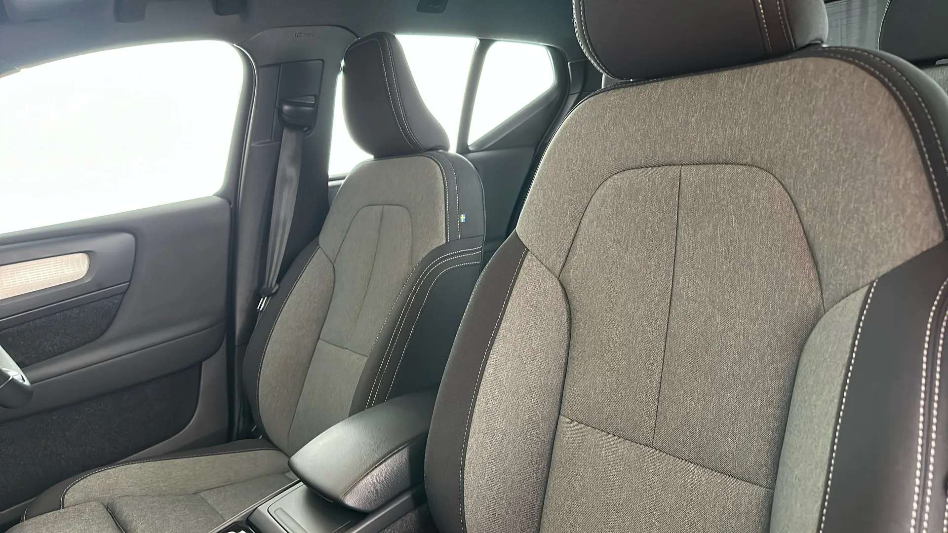 2023 VOLVO XC40 2023 VOLVO XC40