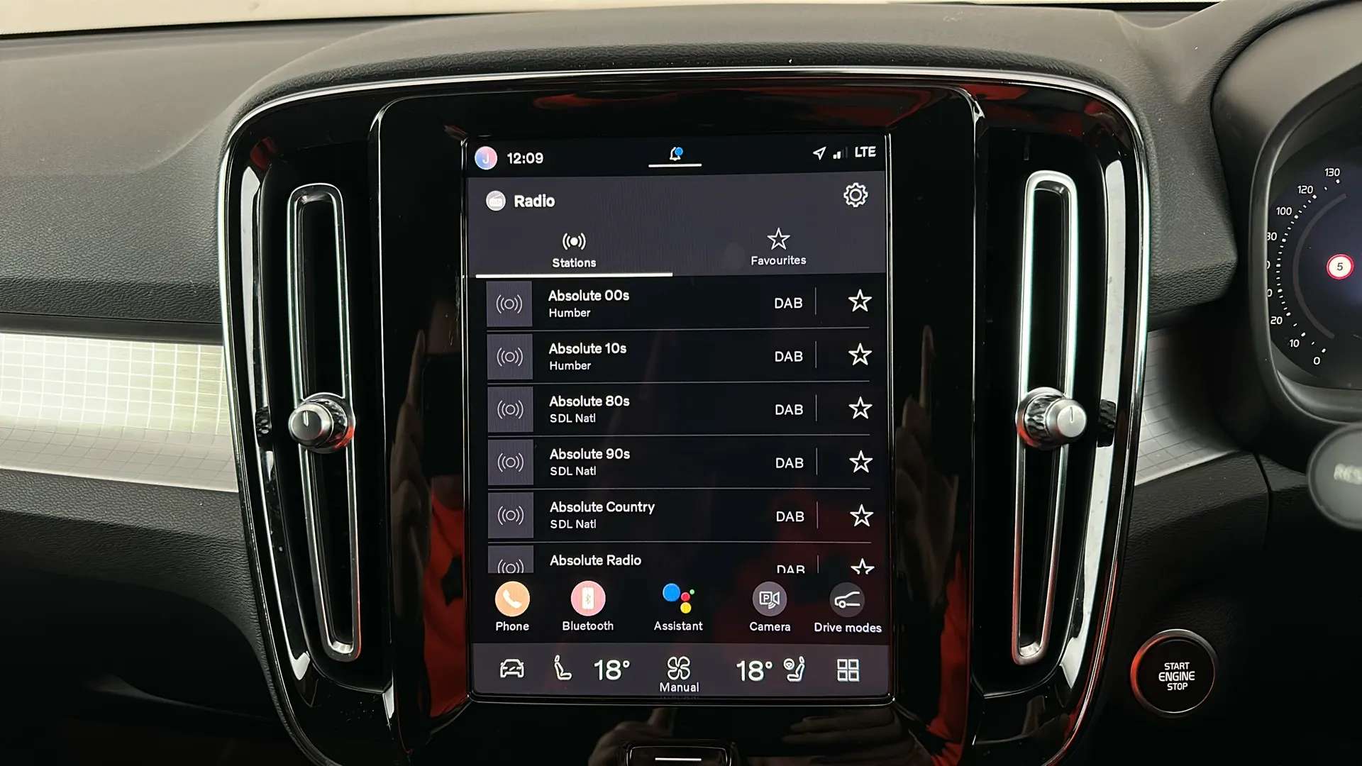 2023 VOLVO XC40 2023 VOLVO XC40