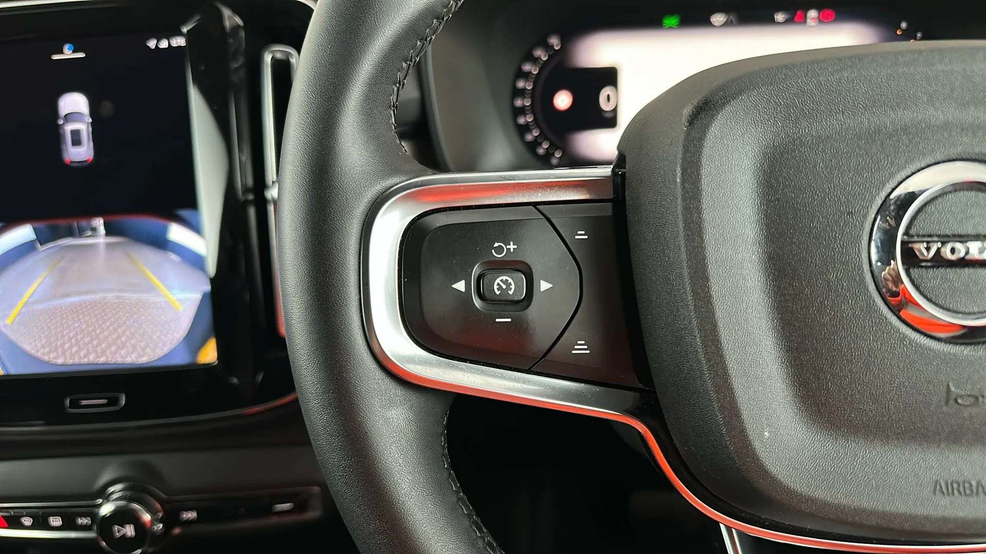 2023 VOLVO XC40 2023 VOLVO XC40
