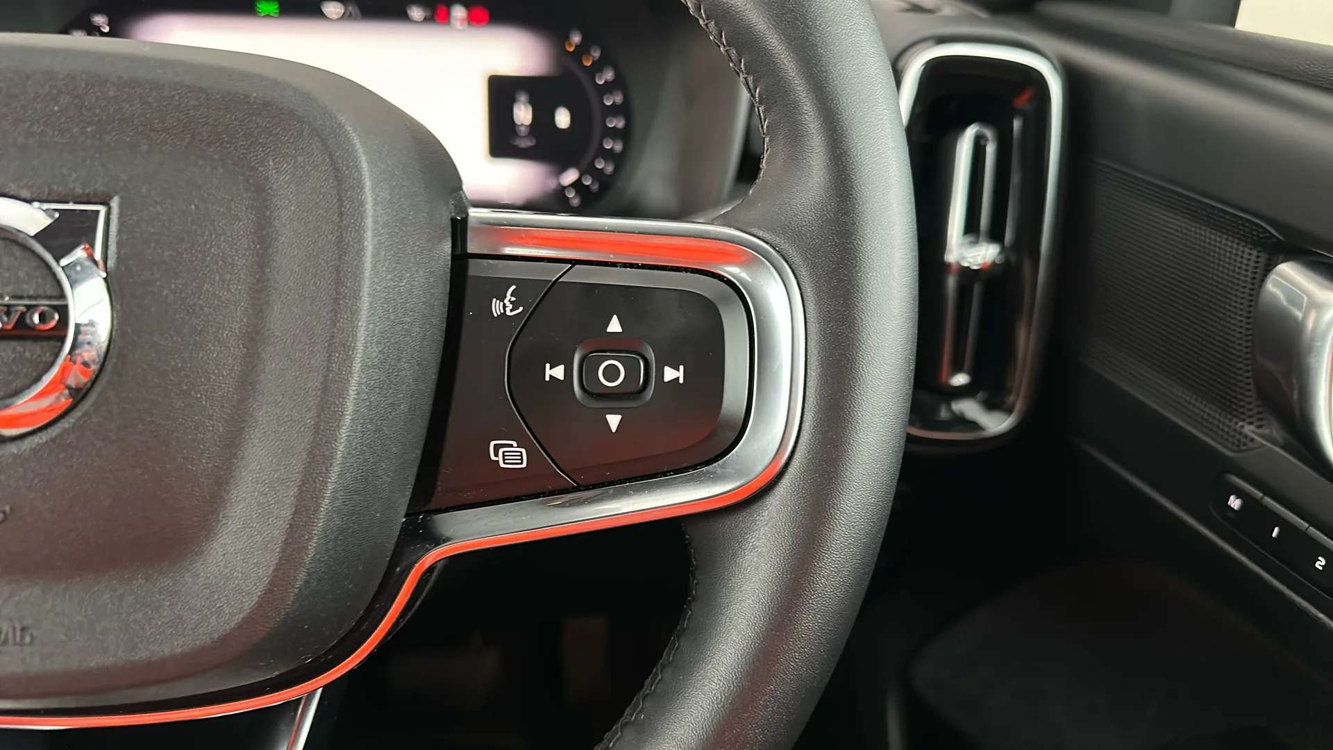2023 VOLVO XC40 2023 VOLVO XC40