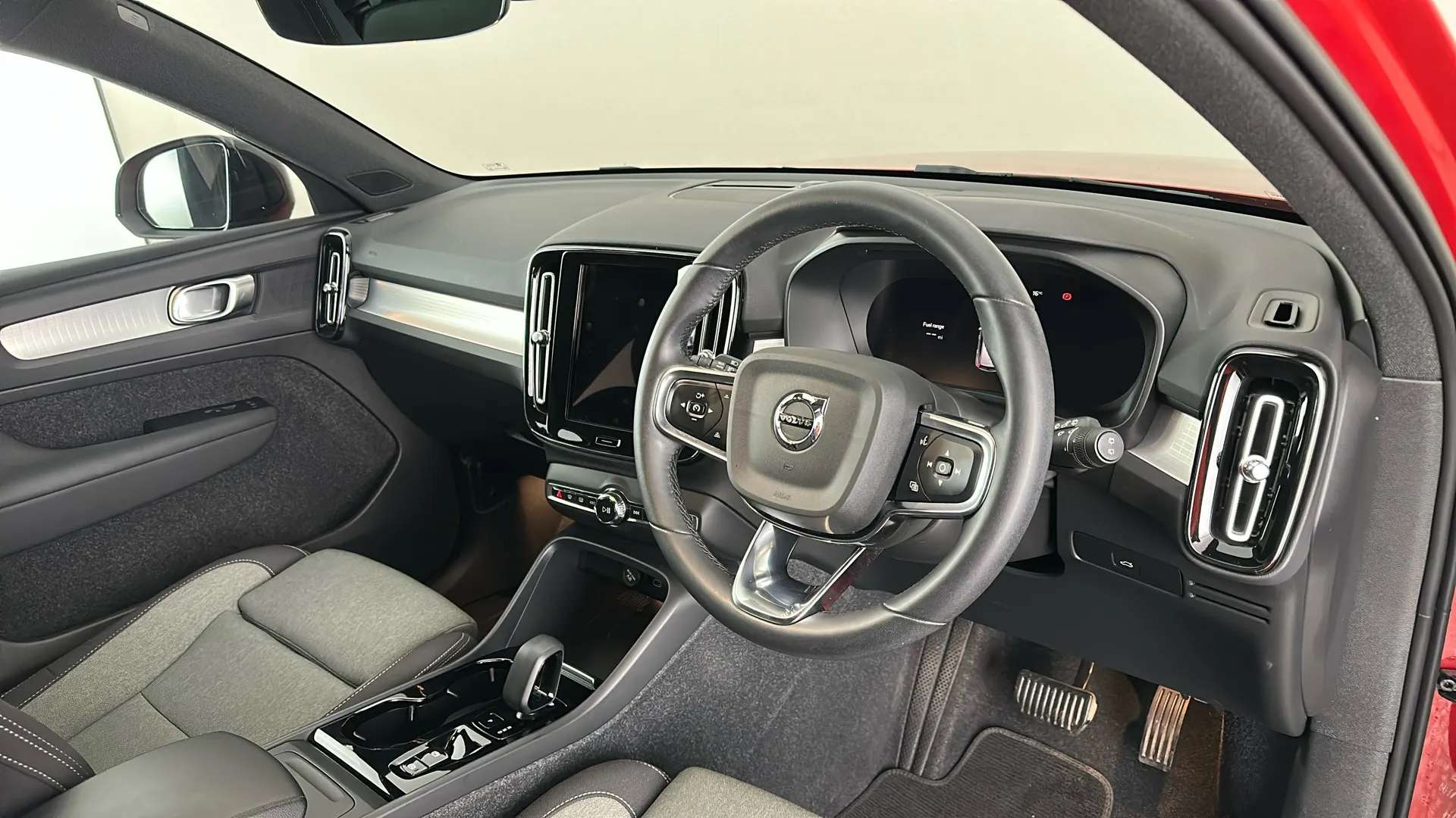 2023 VOLVO XC40 2023 VOLVO XC40