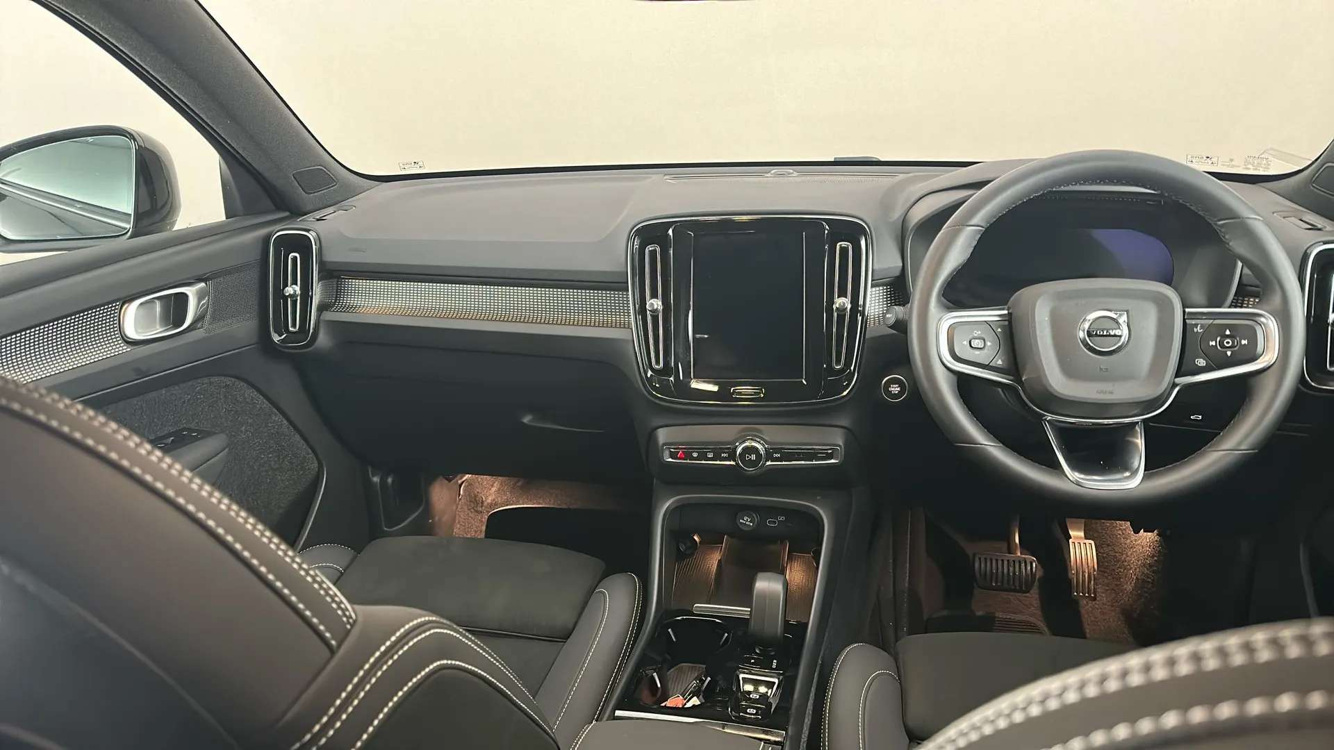 2024 VOLVO XC40 2024 VOLVO XC40