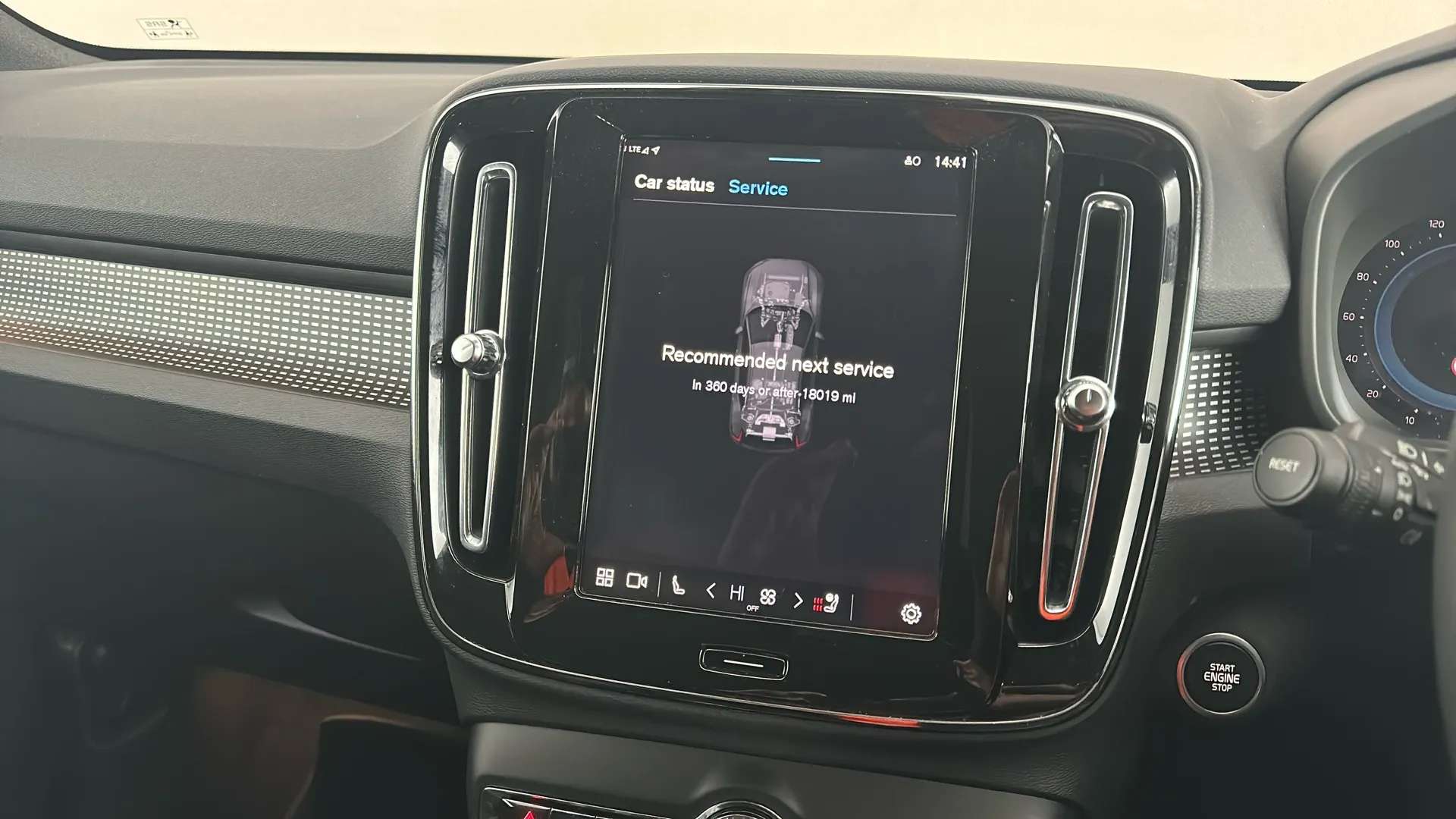 2024 VOLVO XC40 2024 VOLVO XC40