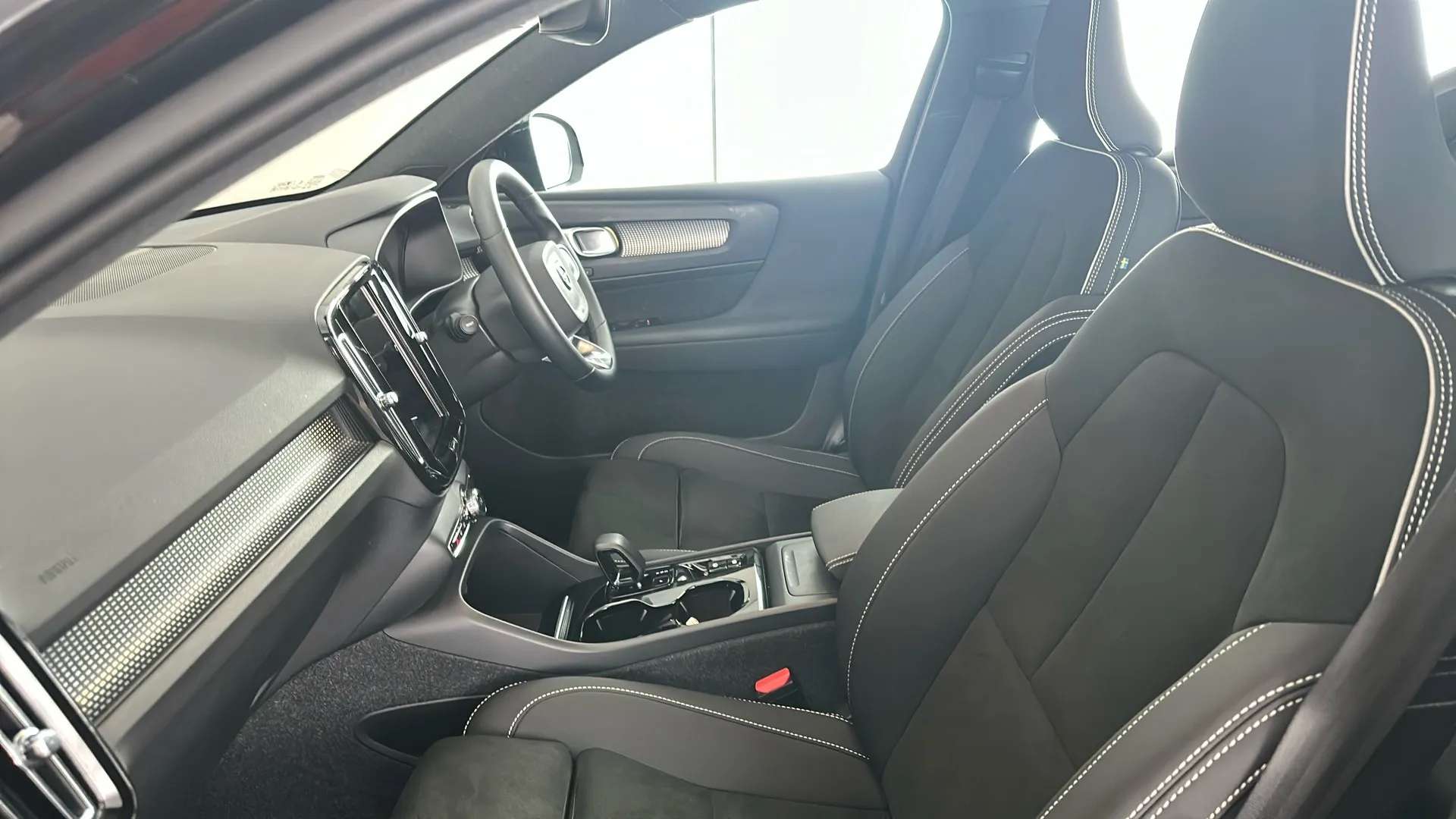 2024 VOLVO XC40 2024 VOLVO XC40