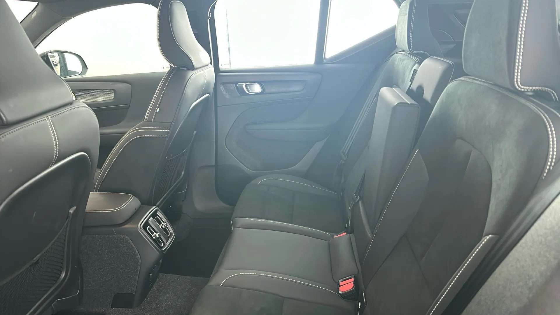 2024 VOLVO XC40 2024 VOLVO XC40