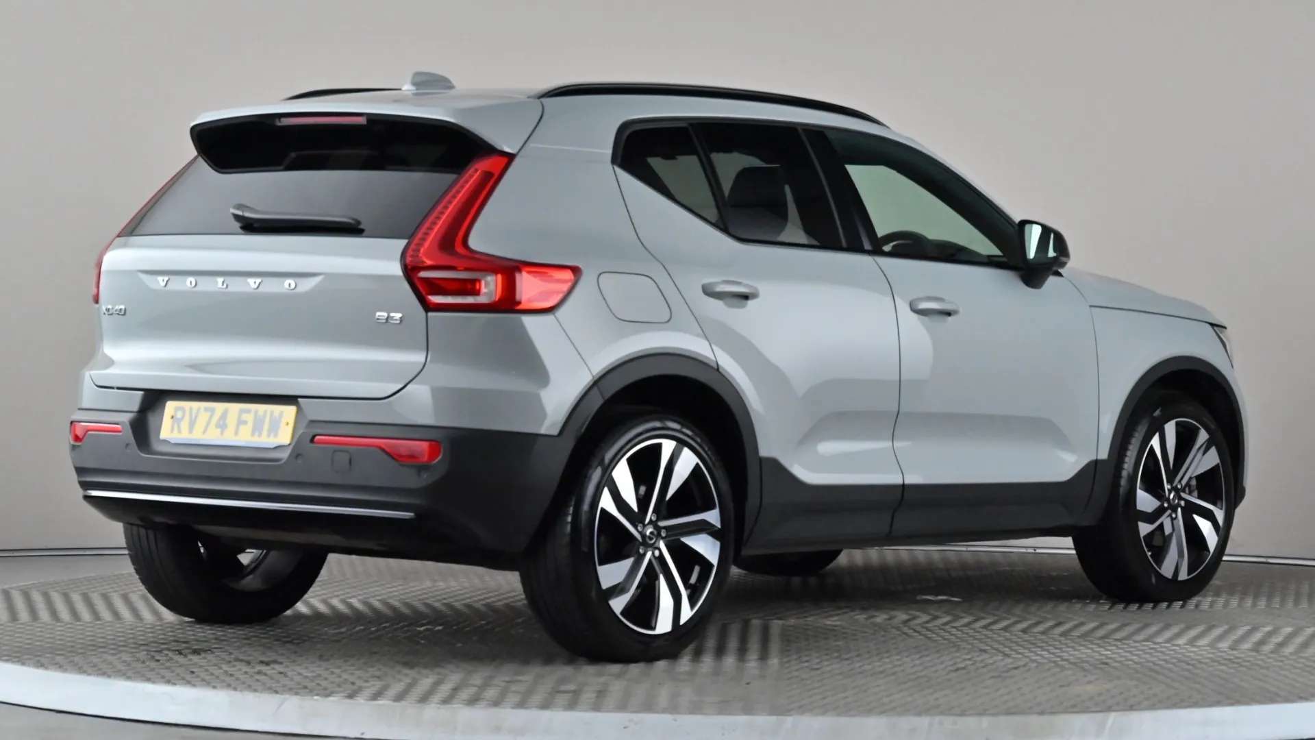2025 VOLVO XC40 2025 VOLVO XC40