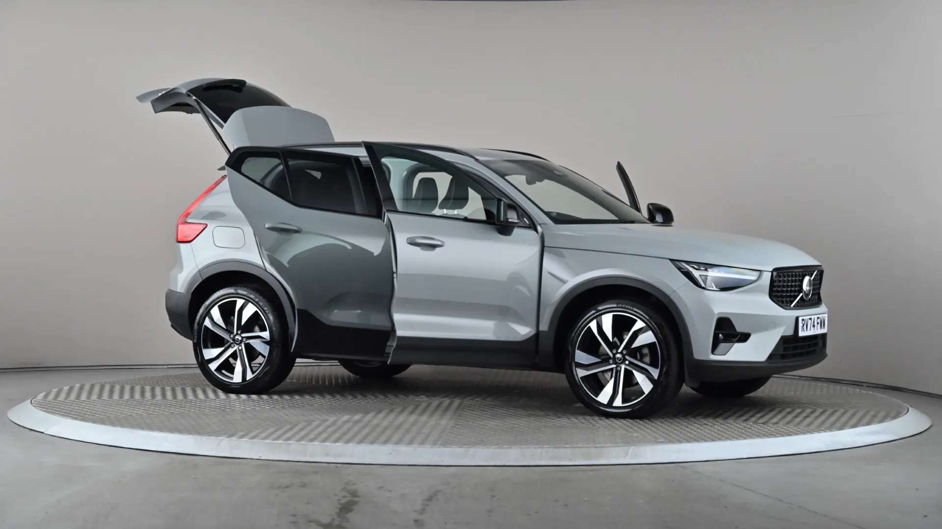 2025 VOLVO XC40 2025 VOLVO XC40