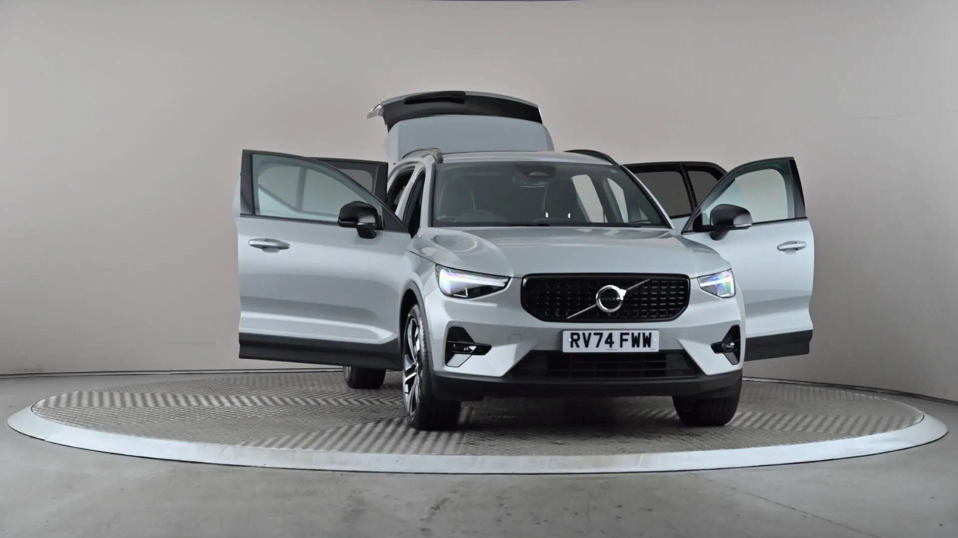 2025 VOLVO XC40 2025 VOLVO XC40