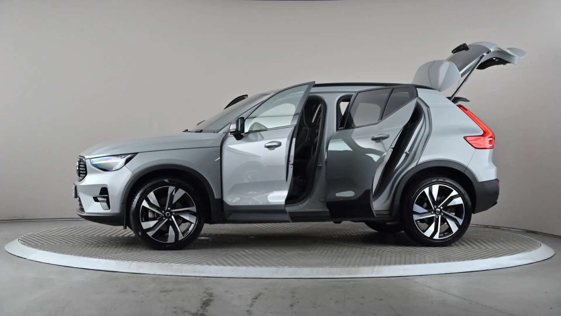 2025 VOLVO XC40 2025 VOLVO XC40