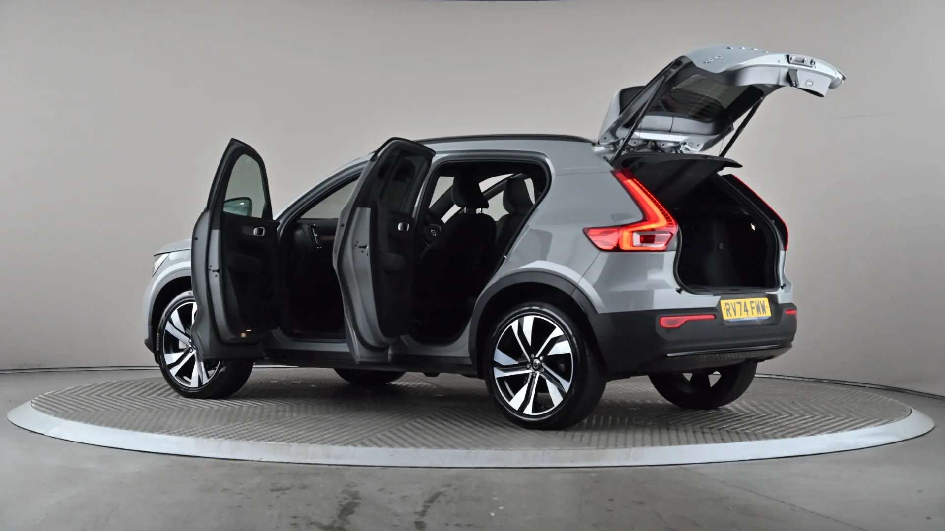 2025 VOLVO XC40 2025 VOLVO XC40