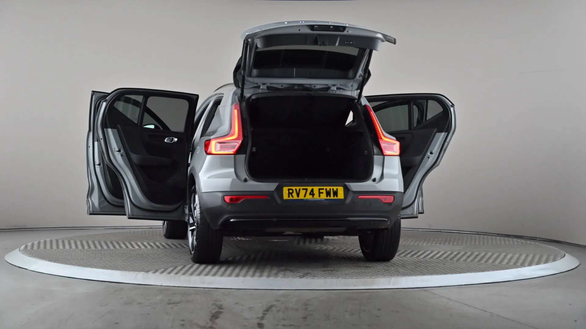2025 VOLVO XC40 2025 VOLVO XC40