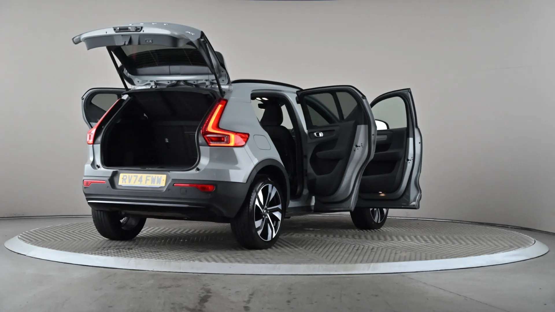 2025 VOLVO XC40 2025 VOLVO XC40