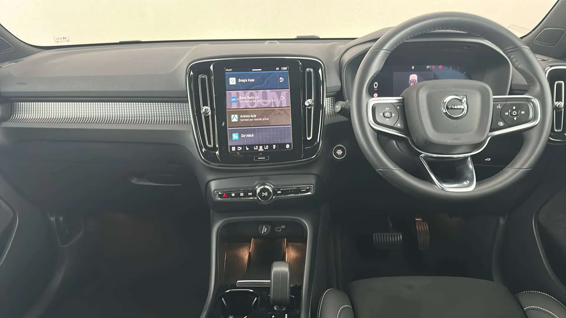 2025 VOLVO XC40 2025 VOLVO XC40