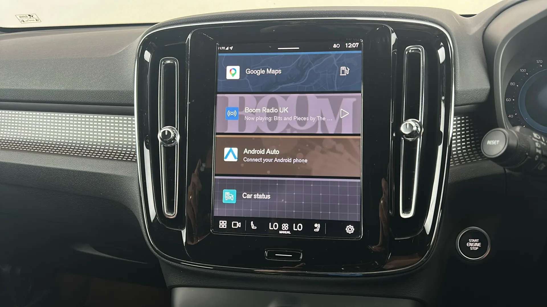 2025 VOLVO XC40 2025 VOLVO XC40
