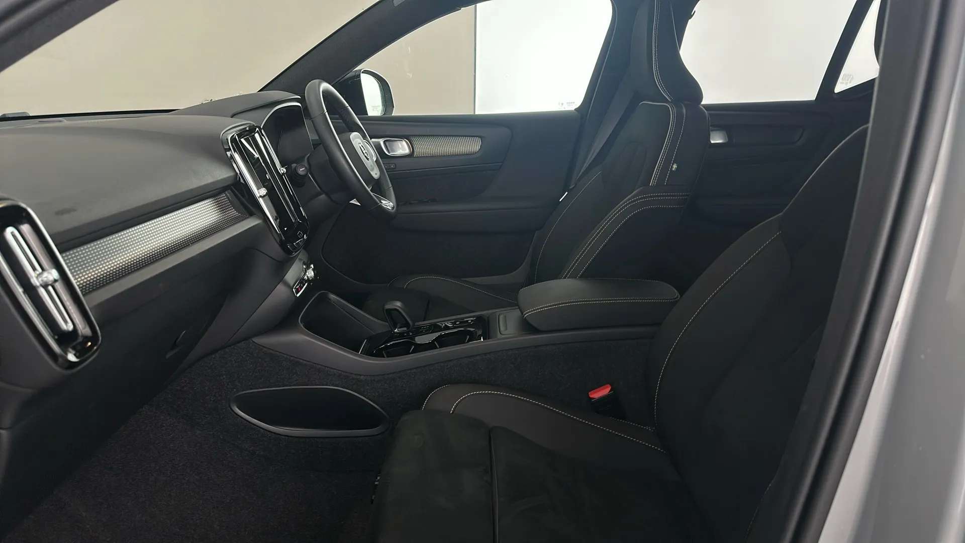 2025 VOLVO XC40 2025 VOLVO XC40