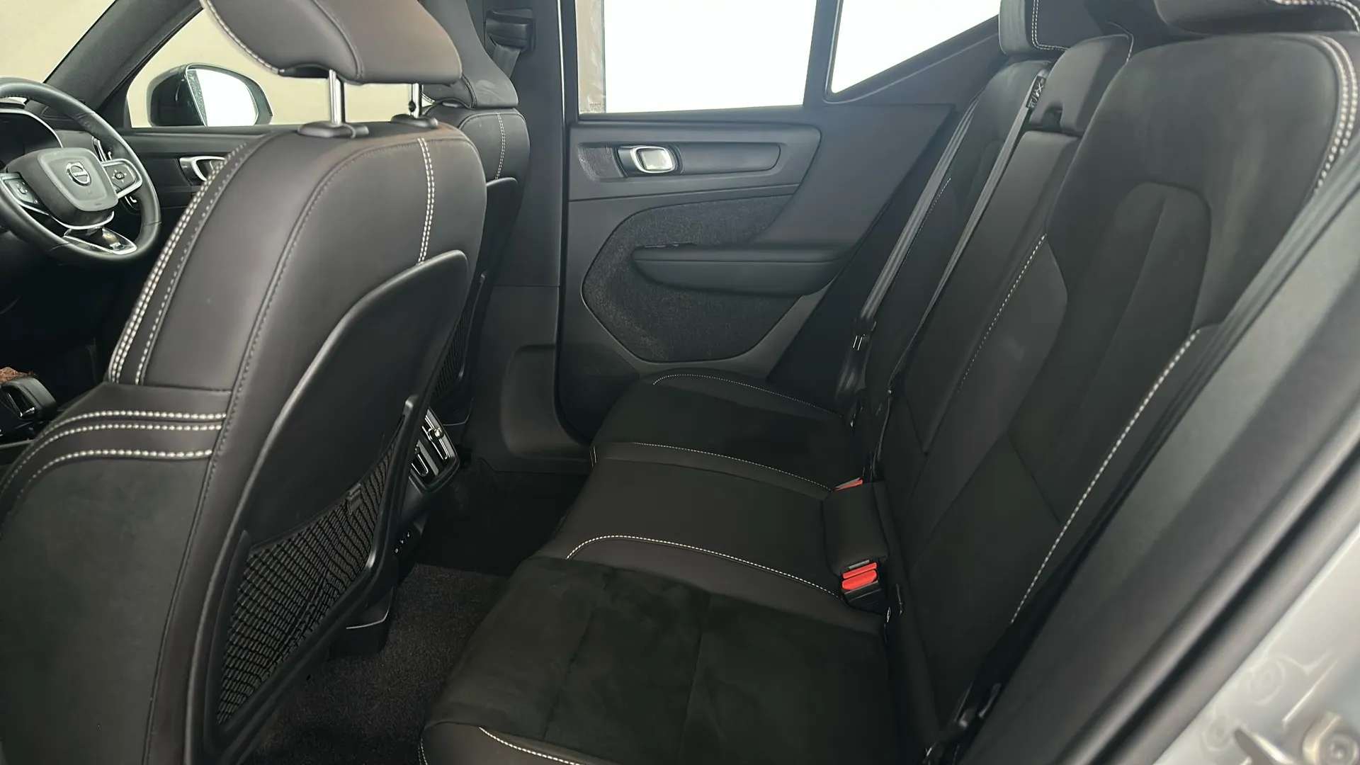 2025 VOLVO XC40 2025 VOLVO XC40