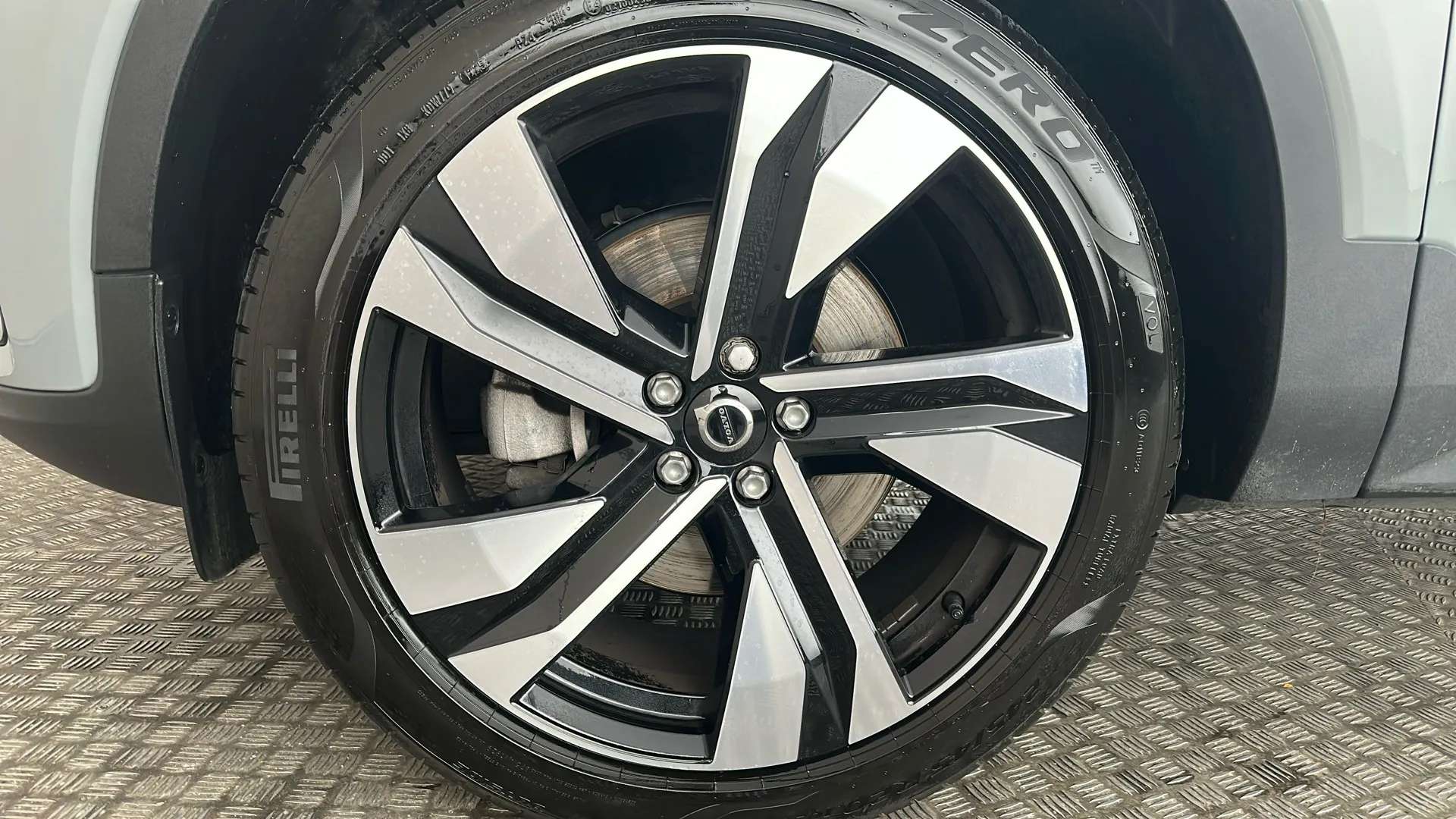 2025 VOLVO XC40 2025 VOLVO XC40