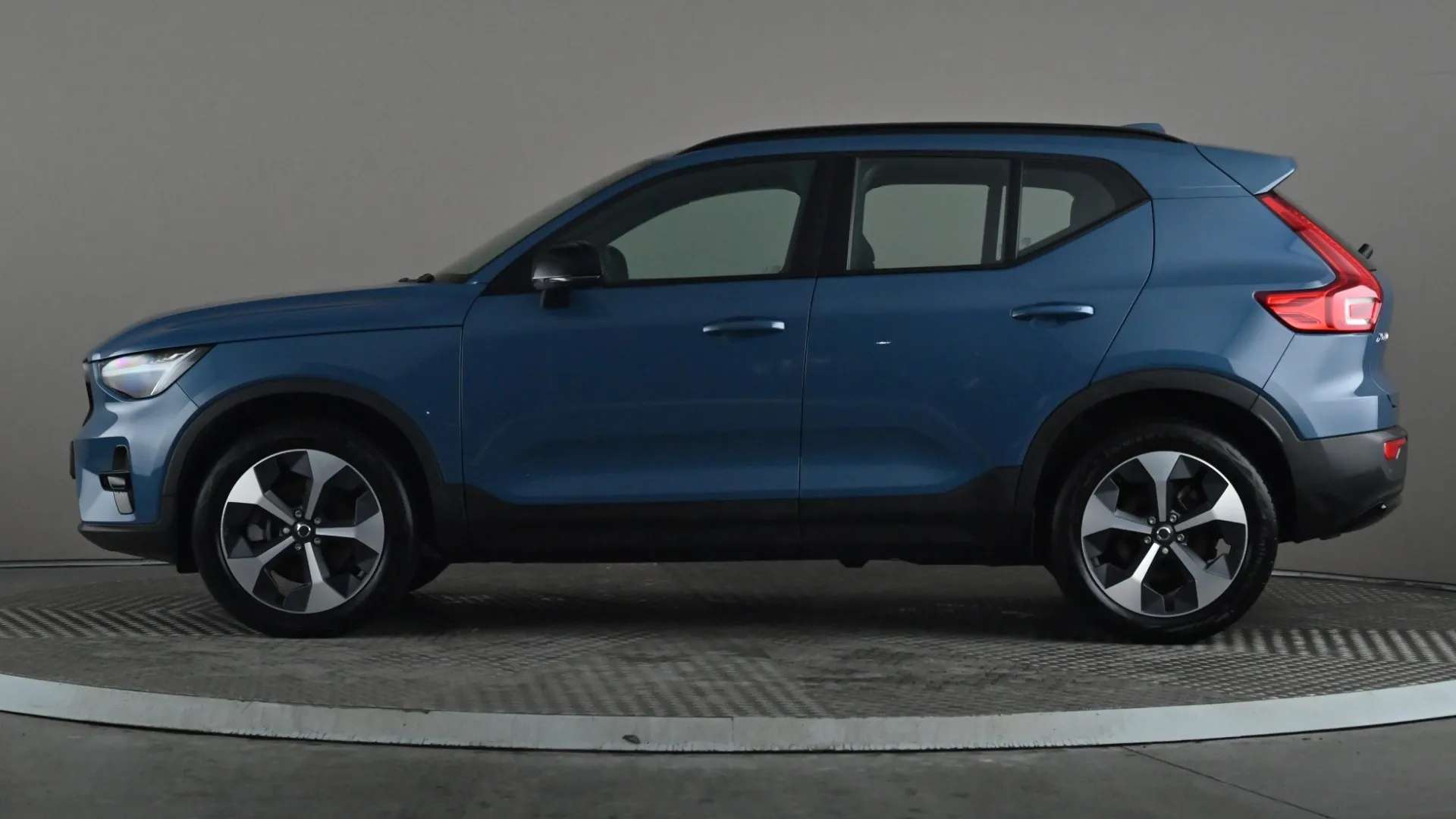 A 2024 VOLVO XC40 2.0 B3P Plus Dark Auto A 2024 VOLVO XC40 2.0 B3P Plus Dark Auto