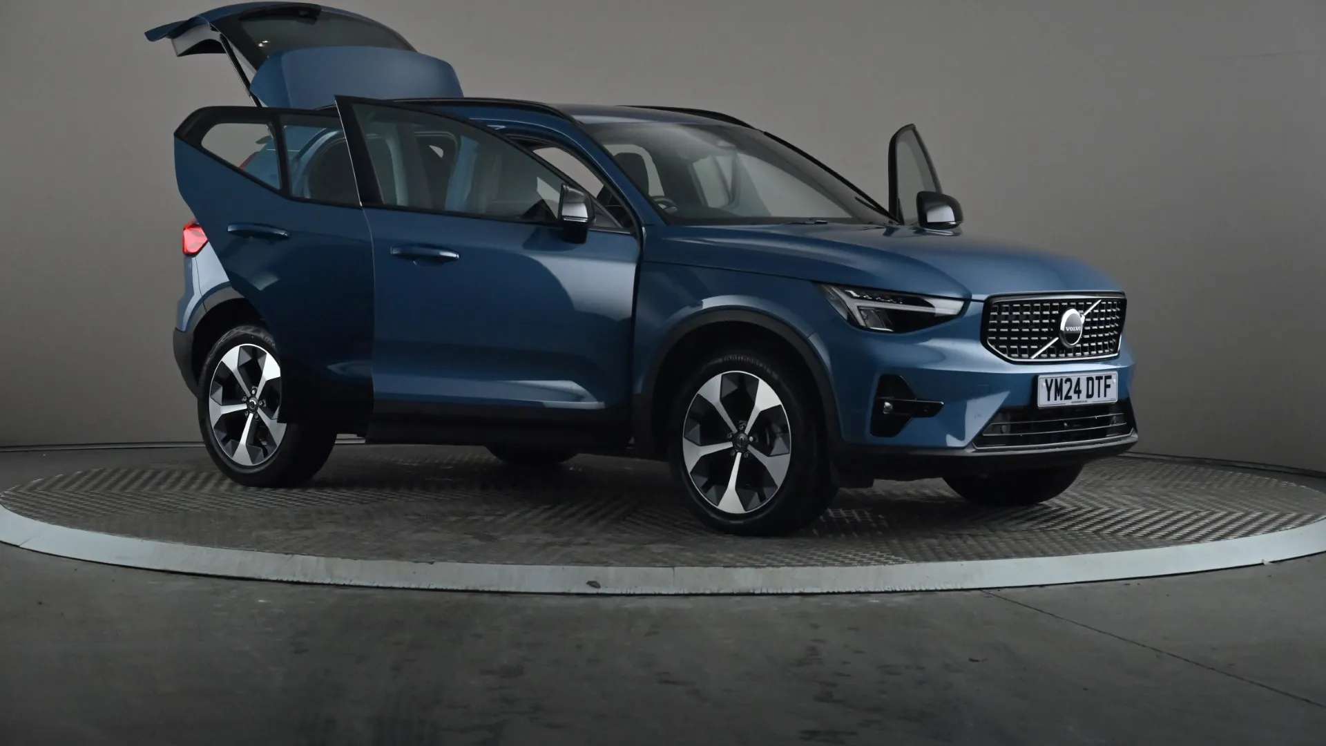 2024 VOLVO XC40 2024 VOLVO XC40
