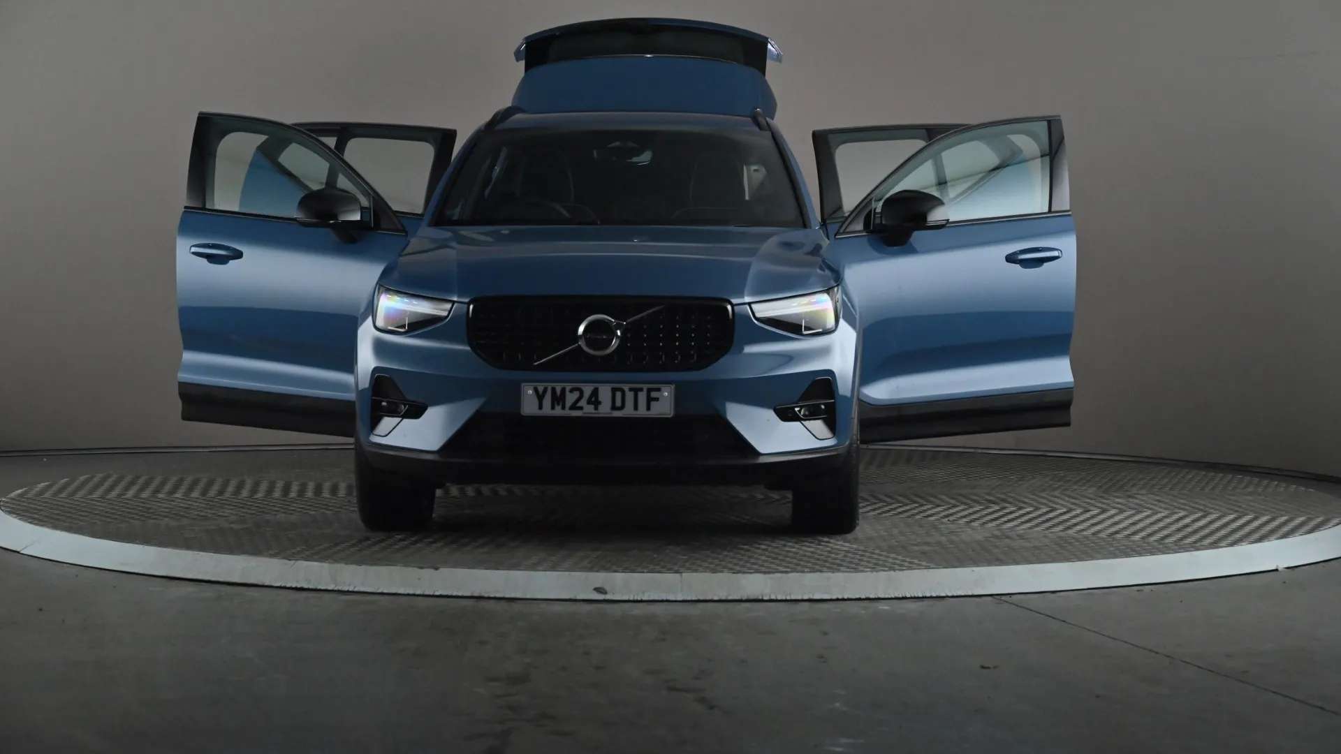 2024 VOLVO XC40 2024 VOLVO XC40
