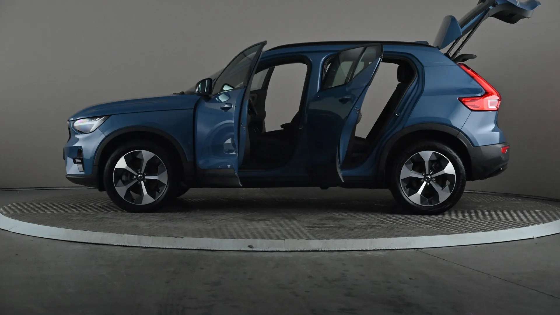 2024 VOLVO XC40 2024 VOLVO XC40