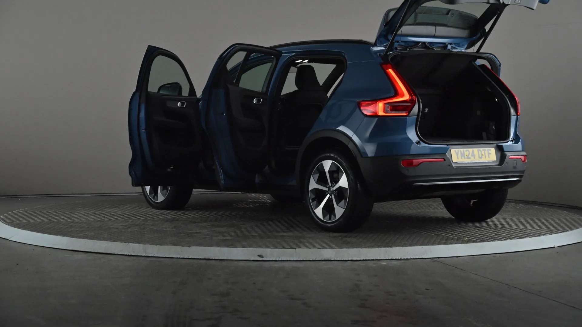 2024 VOLVO XC40 2024 VOLVO XC40