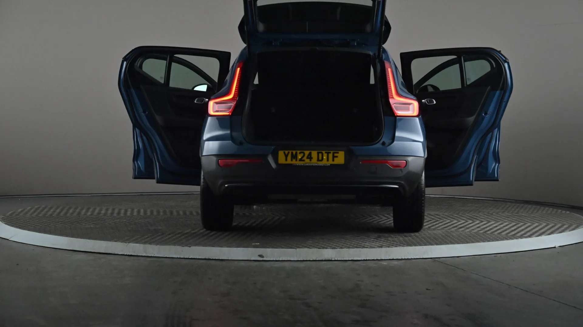 2024 VOLVO XC40 2024 VOLVO XC40