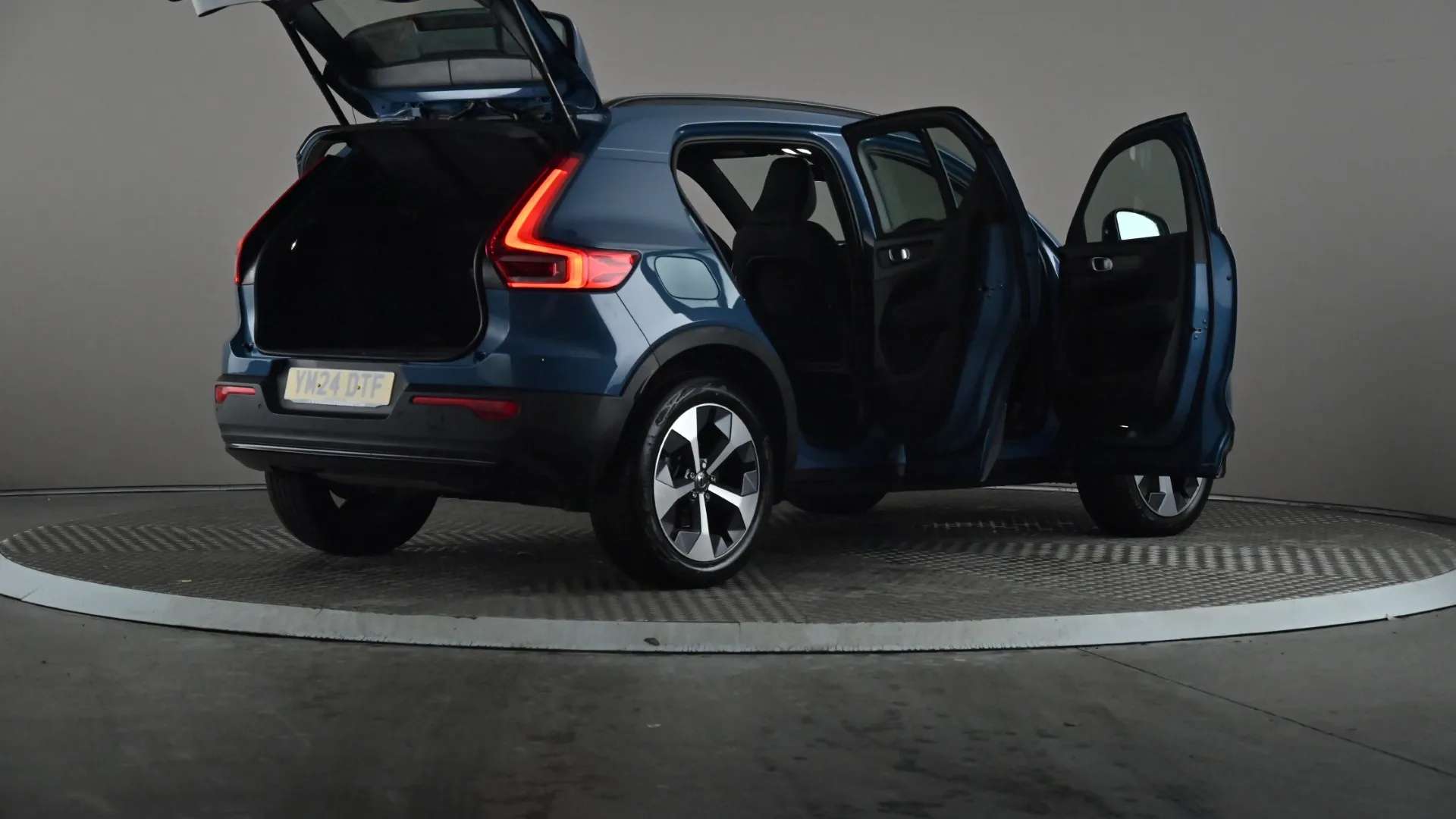 2024 VOLVO XC40 2024 VOLVO XC40