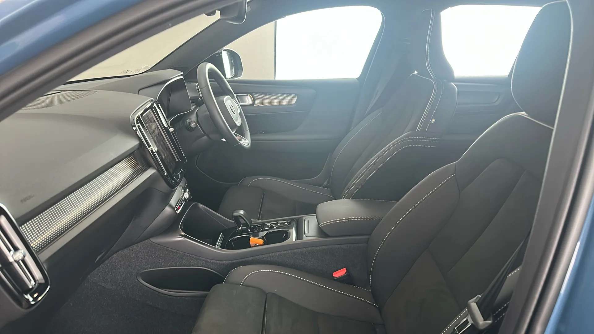 2024 VOLVO XC40 2024 VOLVO XC40