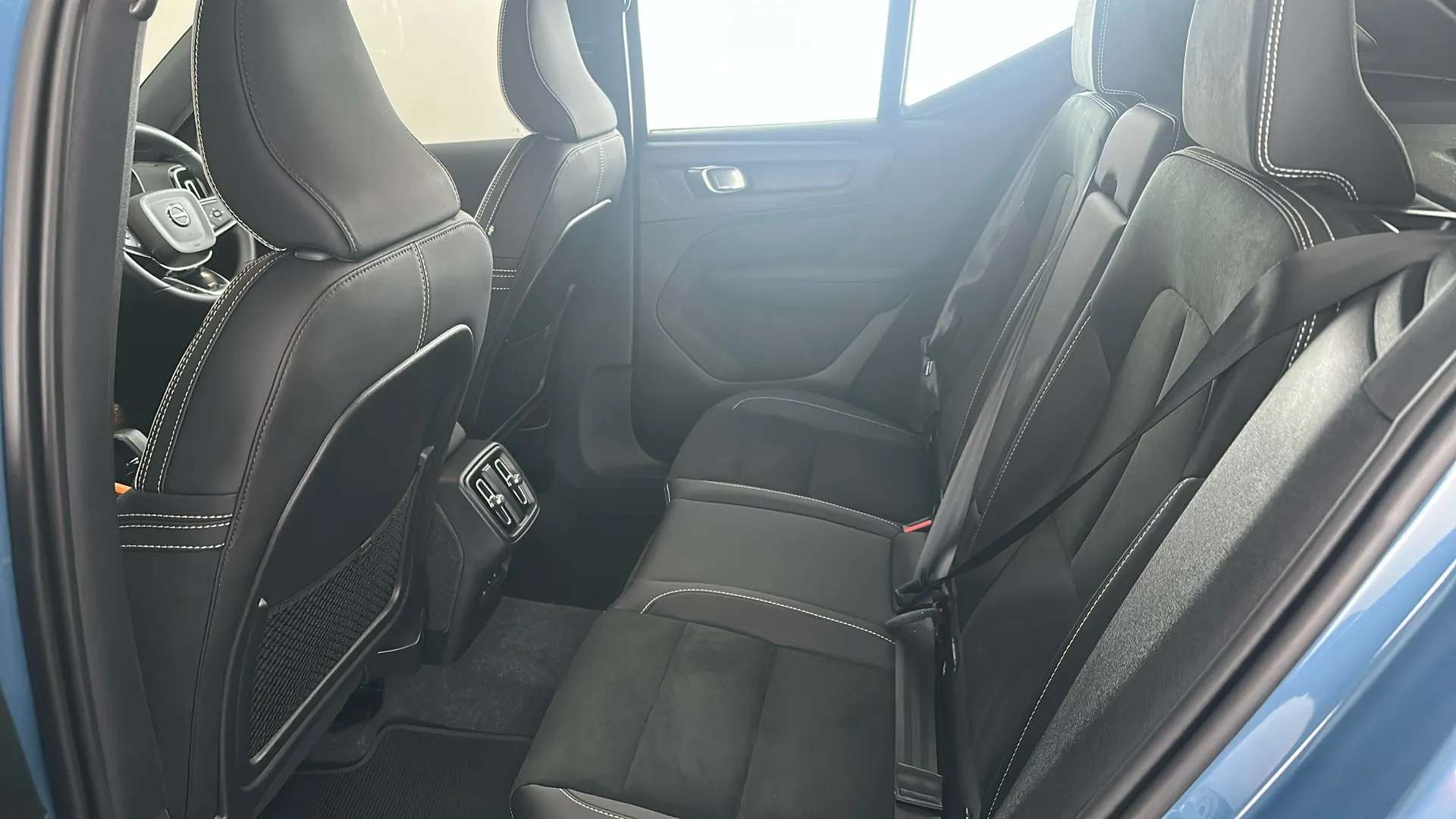 2024 VOLVO XC40 2024 VOLVO XC40