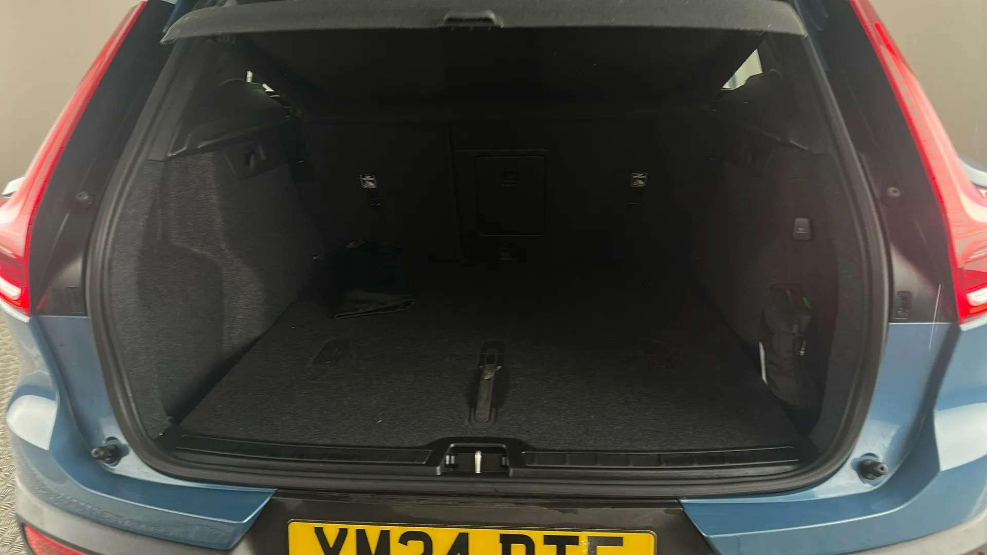 2024 VOLVO XC40 2024 VOLVO XC40