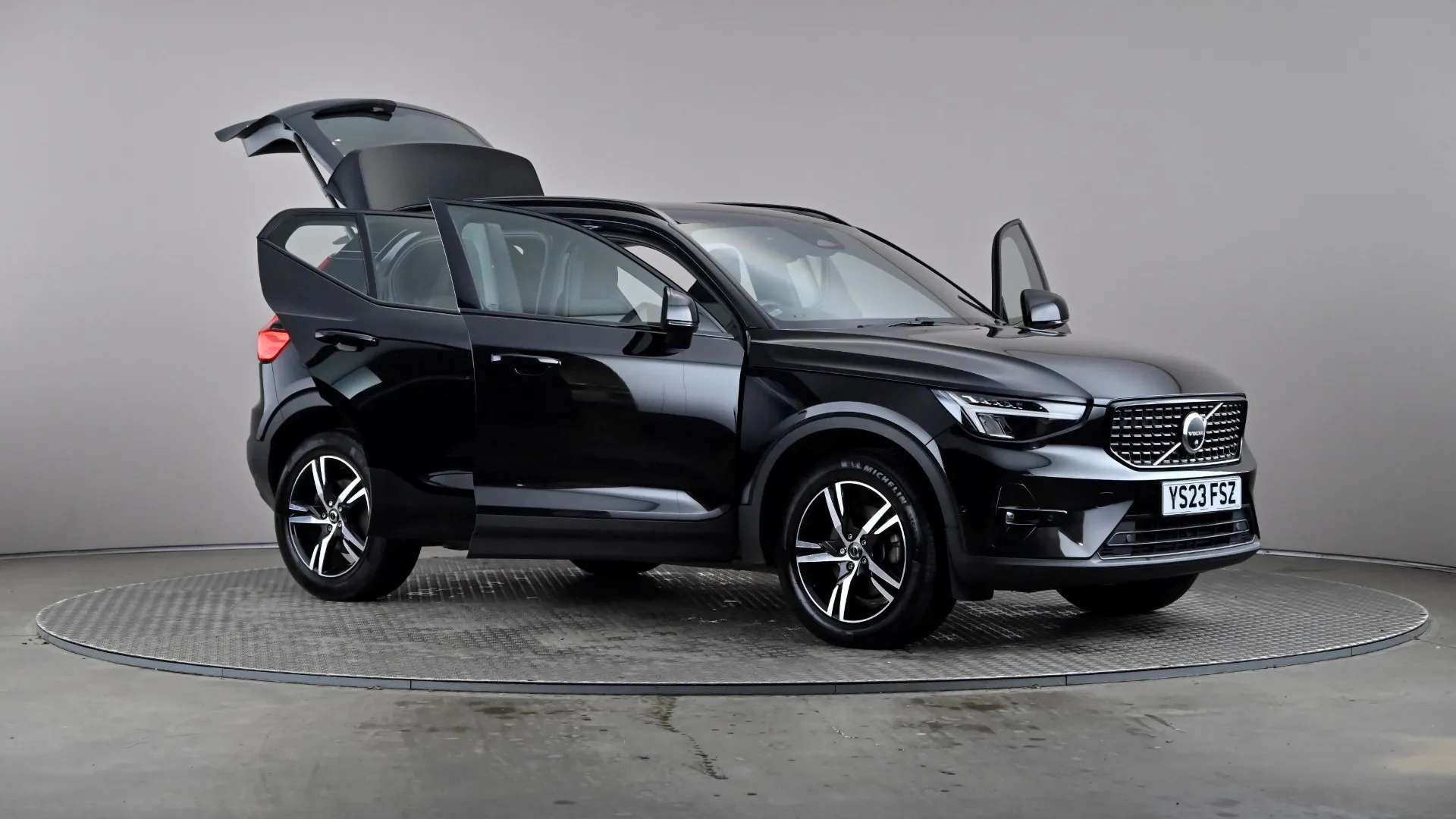 2023 VOLVO XC40 2023 VOLVO XC40