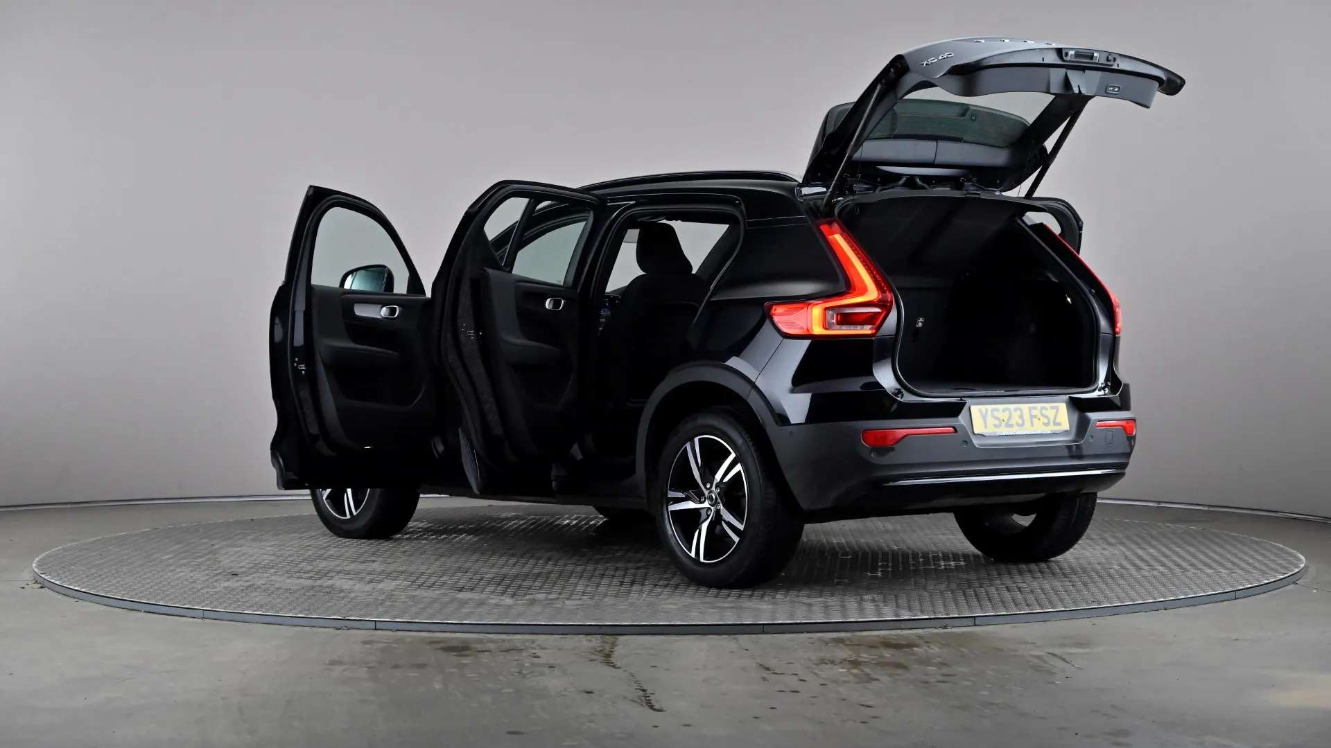 2023 VOLVO XC40 2023 VOLVO XC40