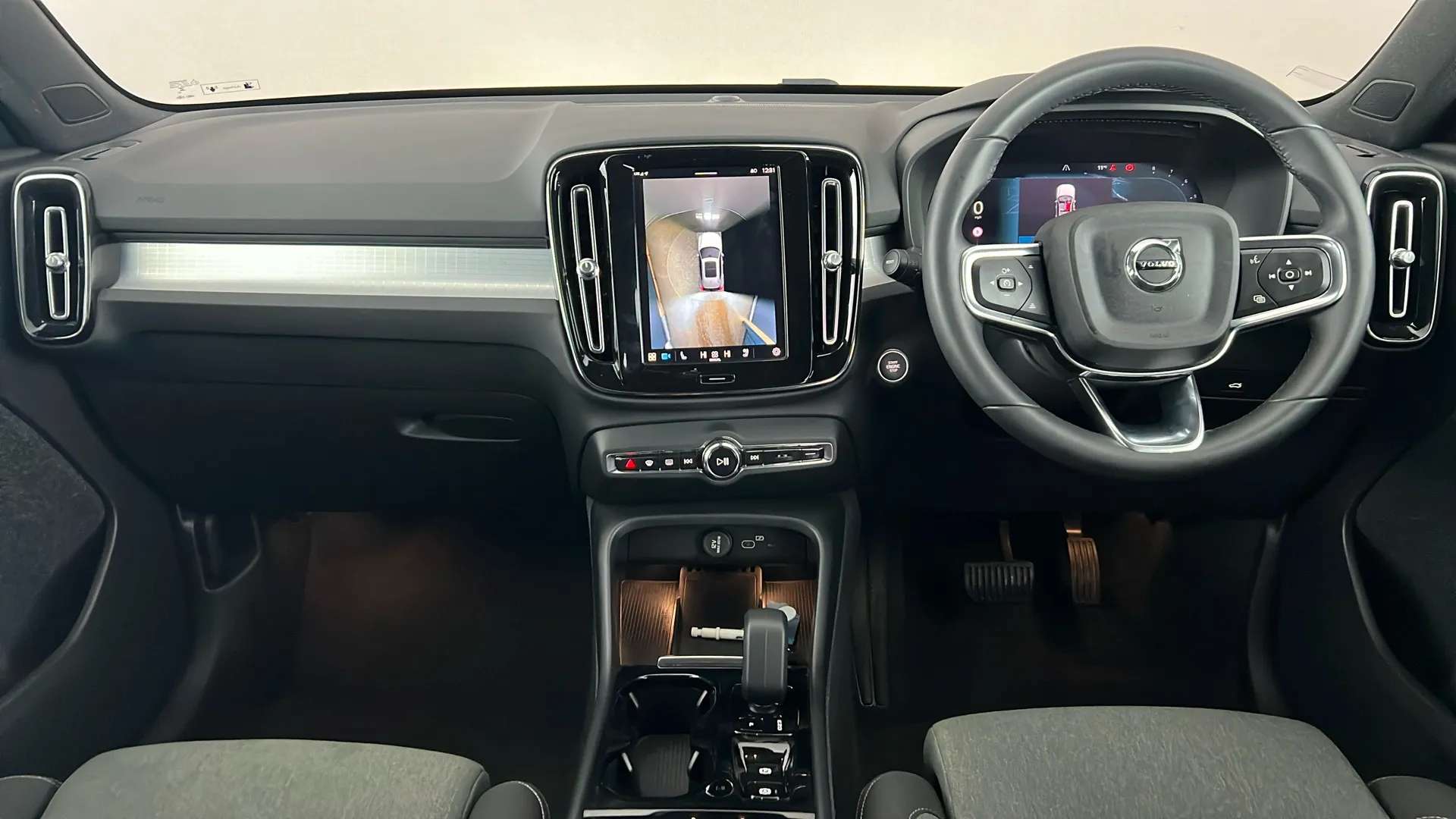 2023 VOLVO XC40 2023 VOLVO XC40