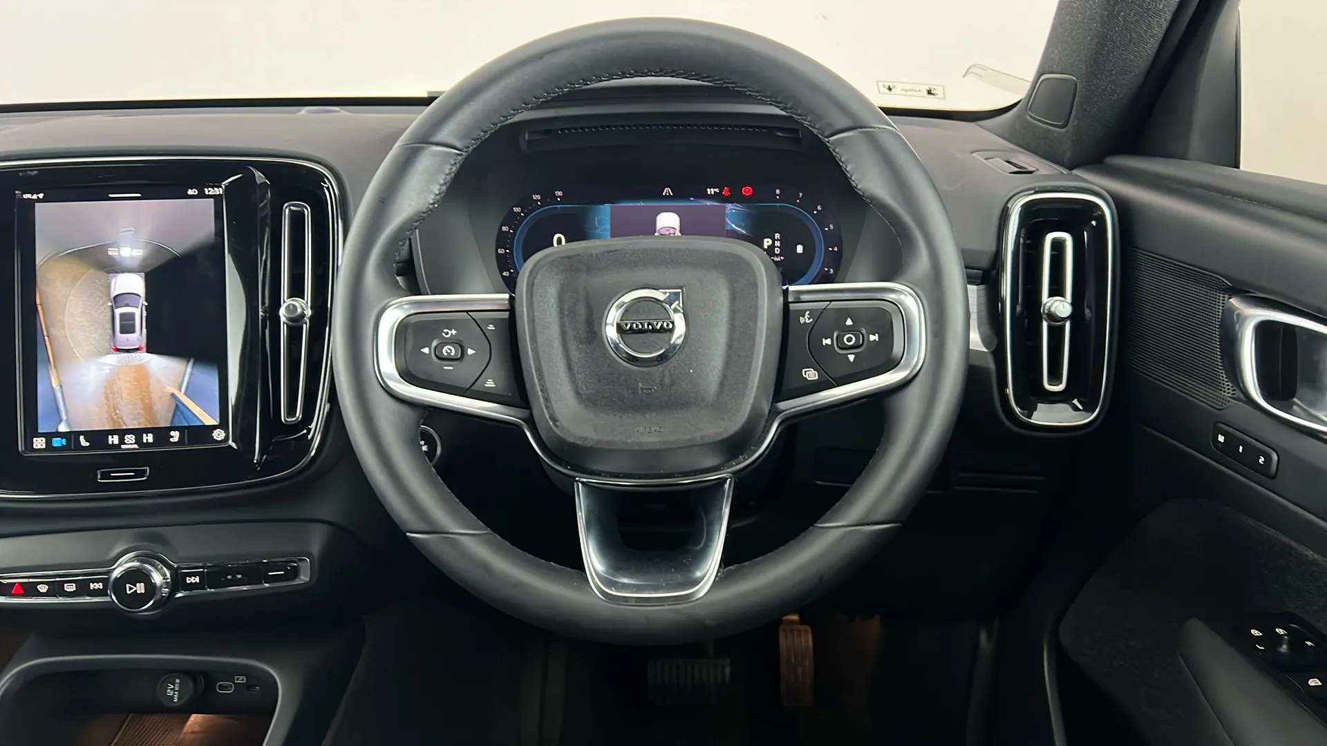 2023 VOLVO XC40 2023 VOLVO XC40