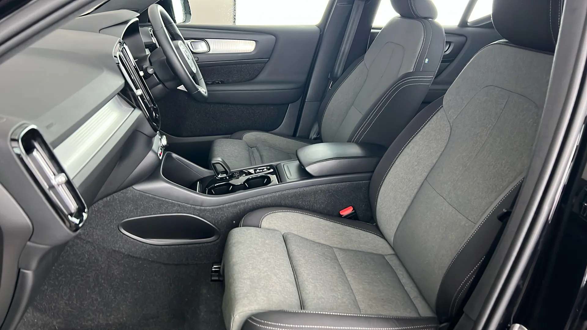 2023 VOLVO XC40 2023 VOLVO XC40