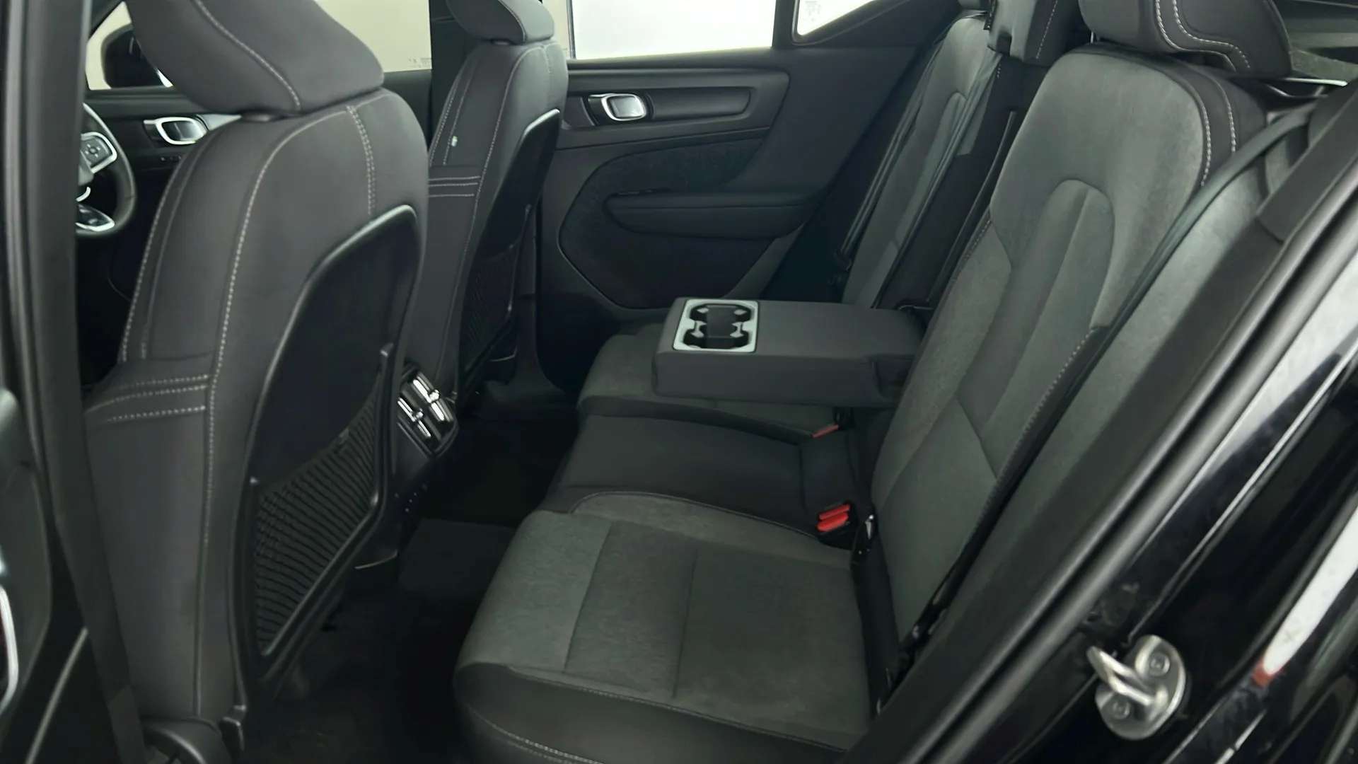 2023 VOLVO XC40 2023 VOLVO XC40