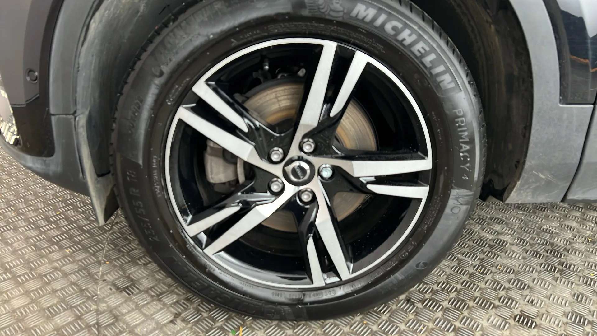 2023 VOLVO XC40 2023 VOLVO XC40