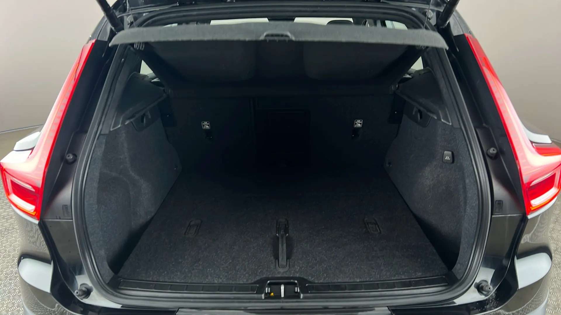 2023 VOLVO XC40 2023 VOLVO XC40