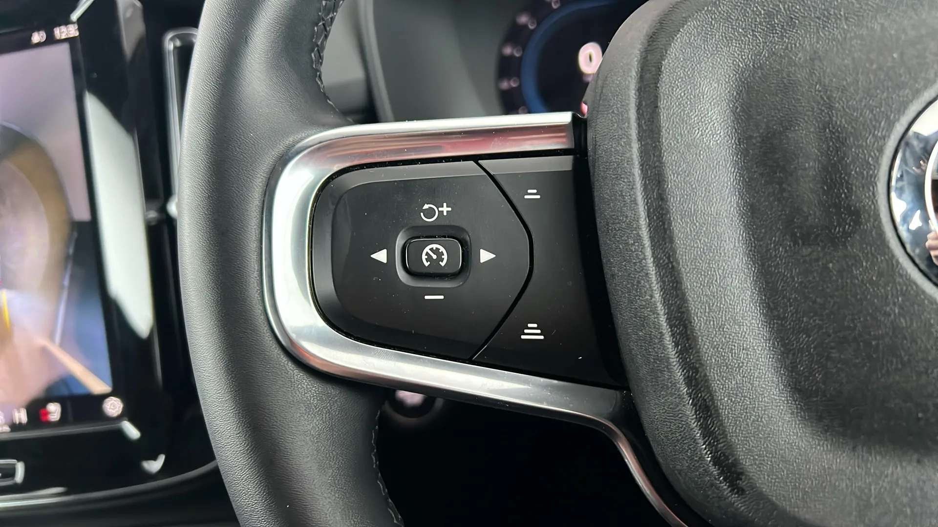 2023 VOLVO XC40 2023 VOLVO XC40